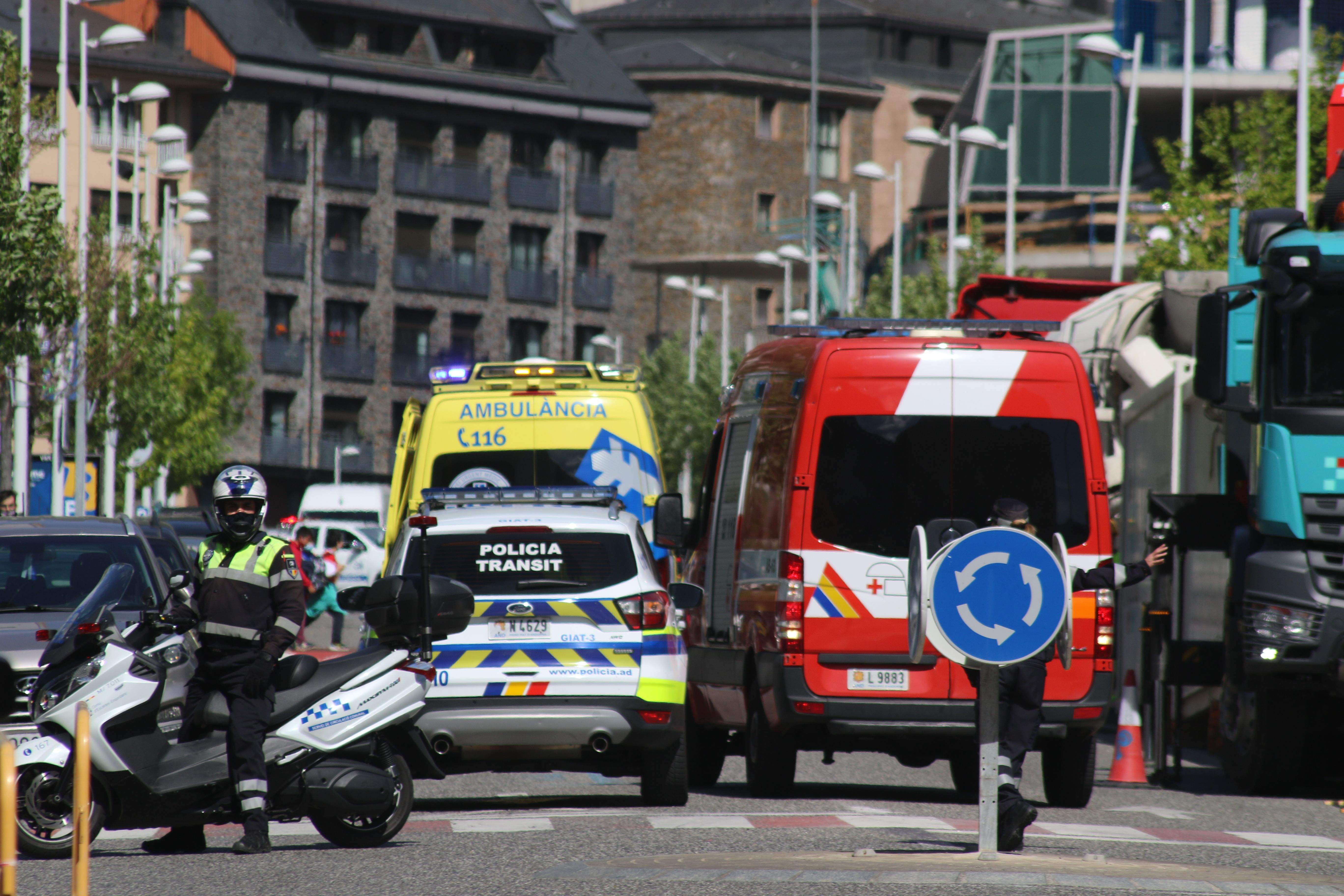 Diversos vehicles de seguretat i emergència a la zona de l'accident.