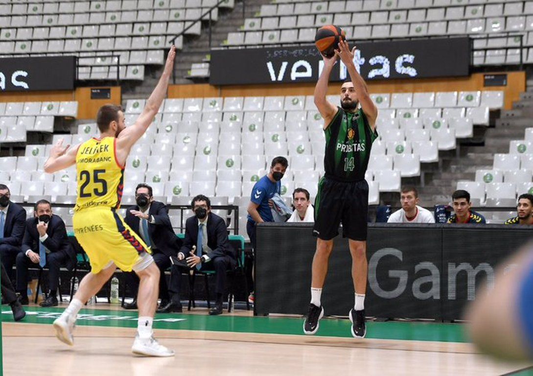 Brodzianski llença marcat per Jelinek.