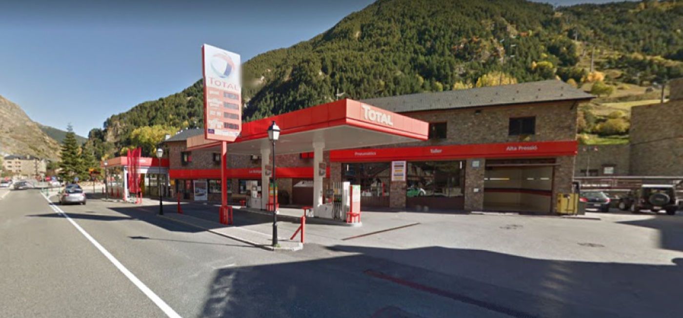 L'home va protagonitzar incidents força violents a aquesta benzinera canillenca.