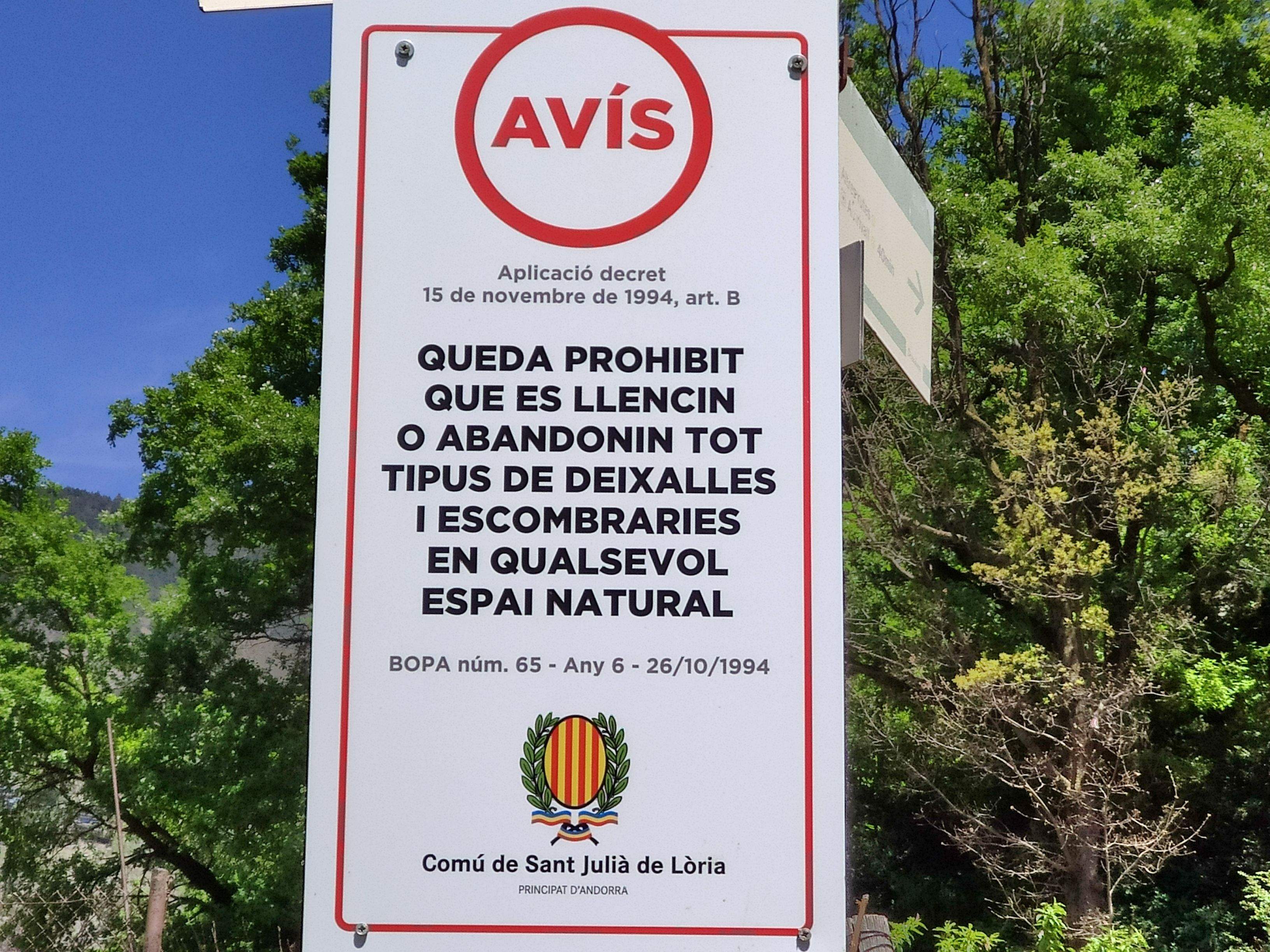 Cartell en un camí de Sant Julià de Lòria.