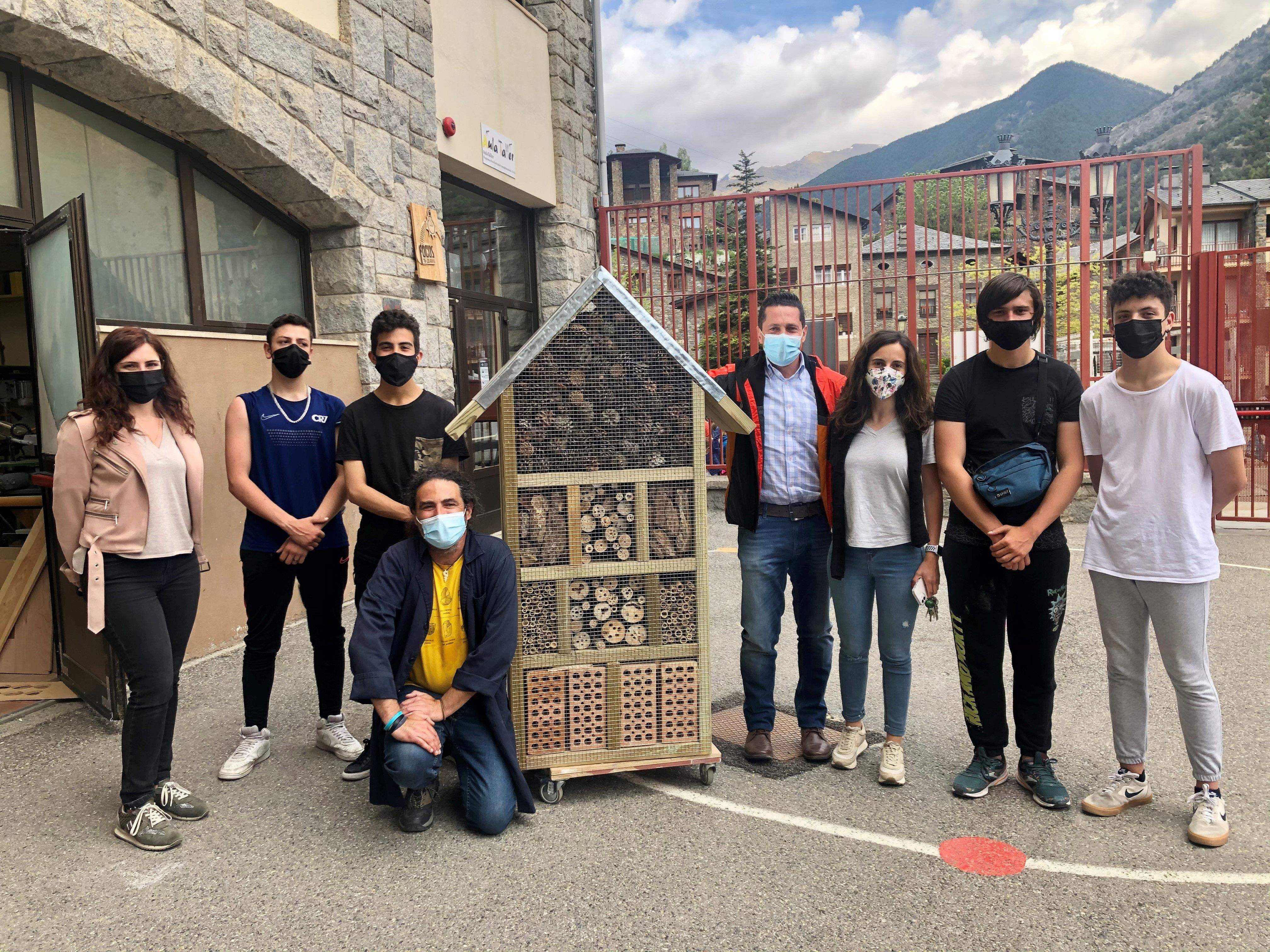 El moment de l'entrega de l'hotel d'insectes