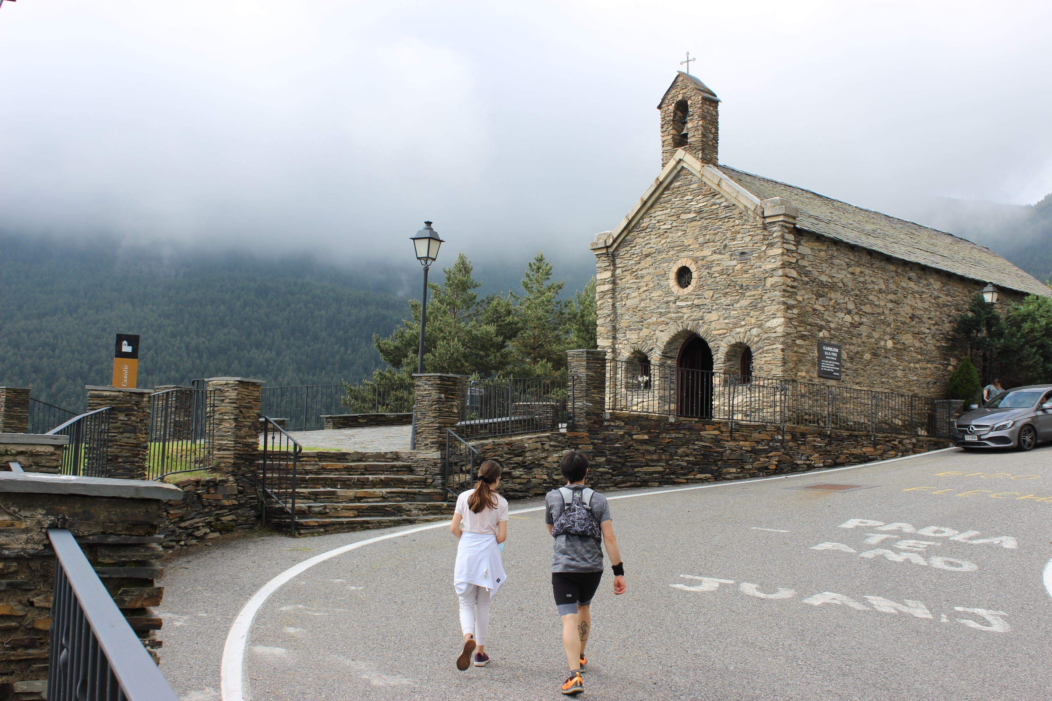 Dos lauredians, l'any passat, al costat del santuari.