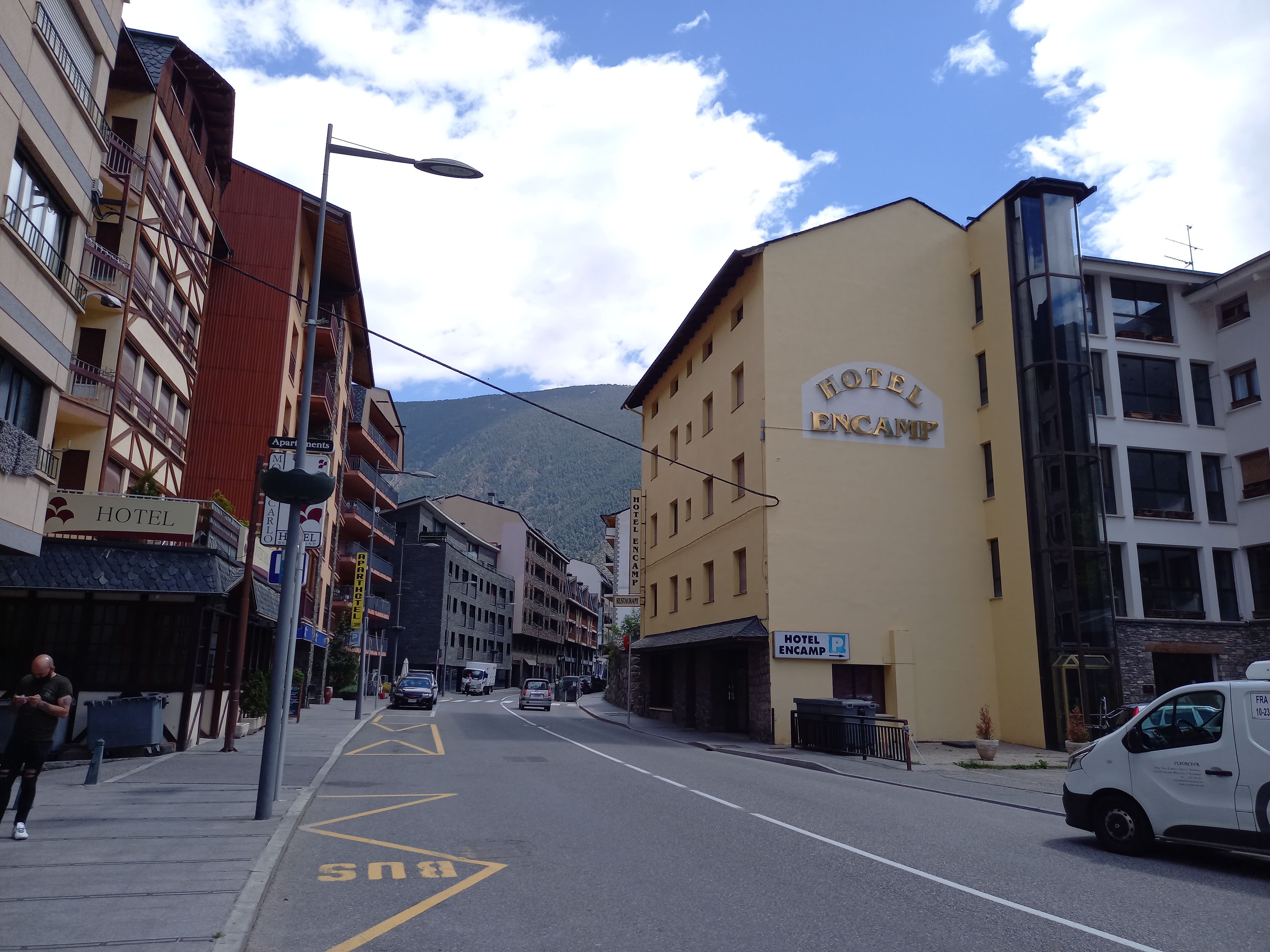 Dos hotels al centre d'Encamp. Dos hotels al centre d'Encamp.