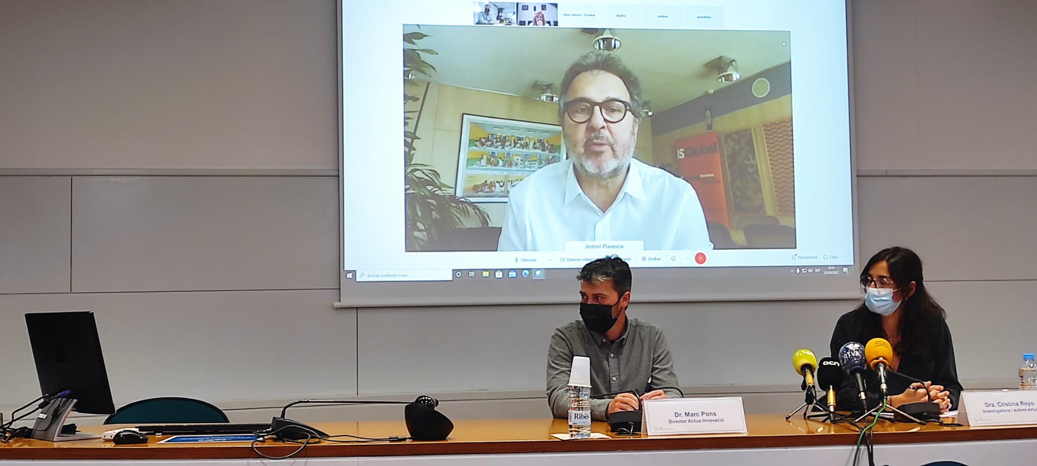 Marc Pons i Cristina Royo escoltant Antoni Plasència.