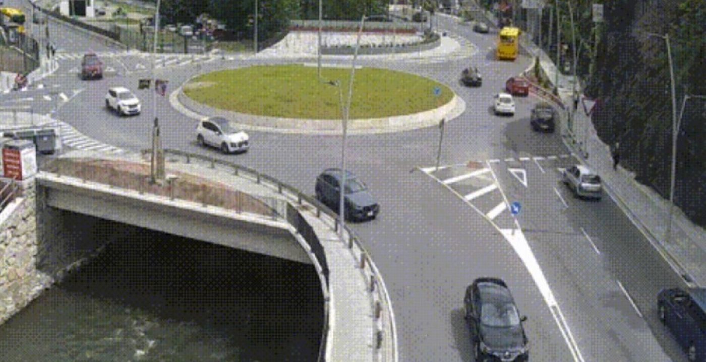 Els cotxes  circulen amb fluïdesa al seu pas per Sant Julià.