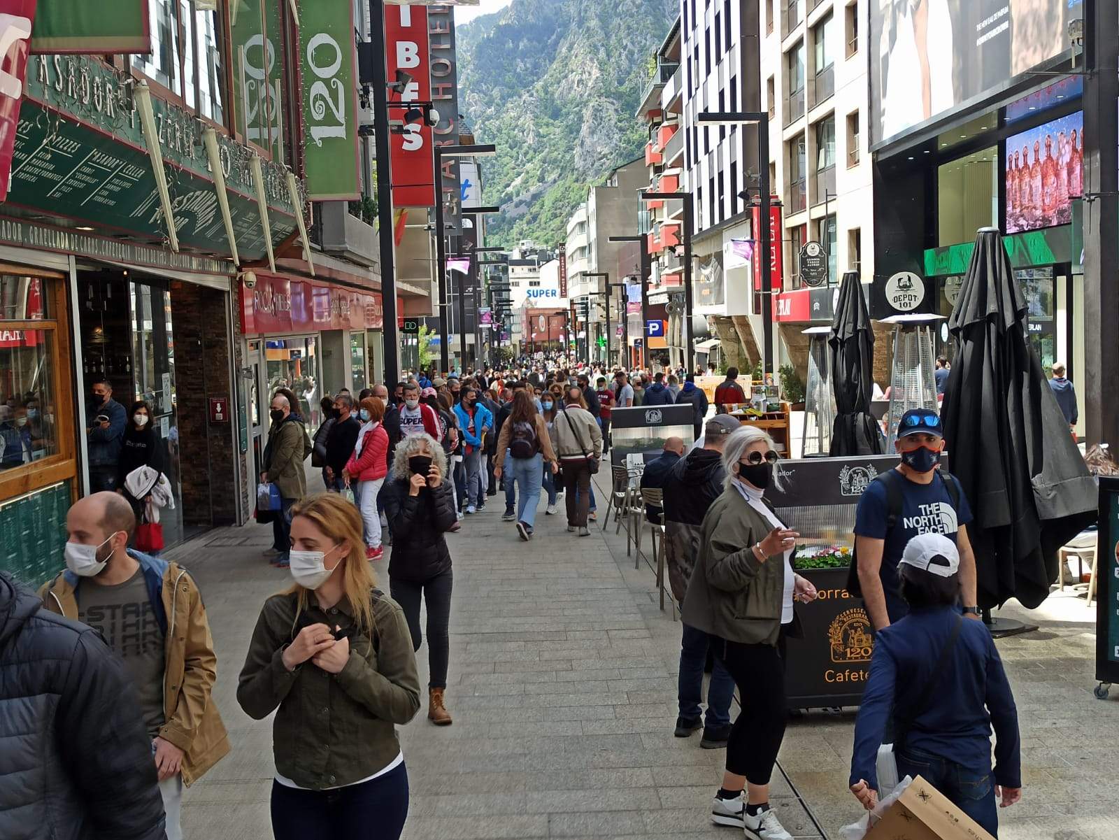Visitants a un dels eixos comercials, aquest dissabte.
