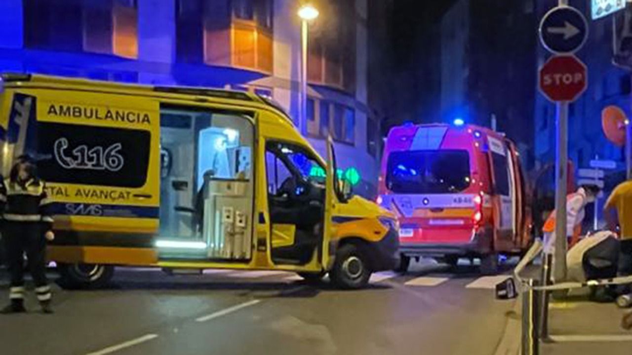Les ambulàncies que es van desplaçar a la cruïlla per atendre el motorista ferit.
