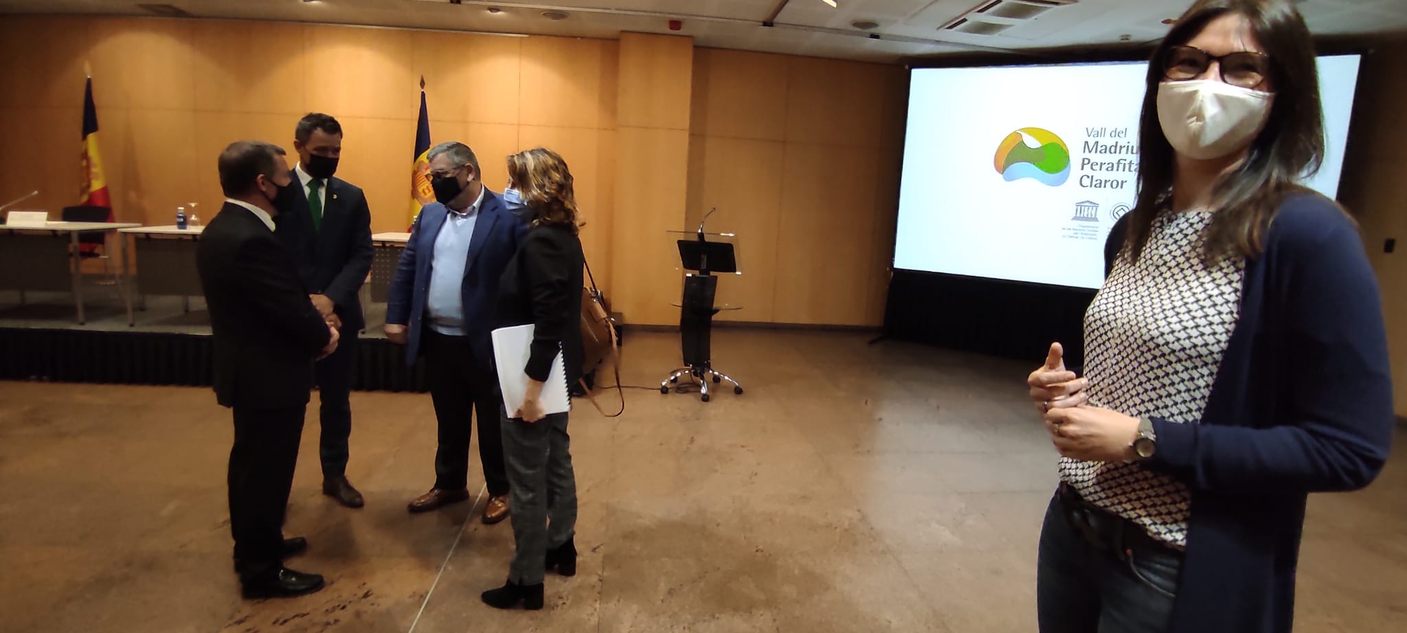 Susanna Simon en primer terme just abans d'anunciar el consens per a la nova ordinació. La portaveu del Sindicat, Rebeca Bonache.