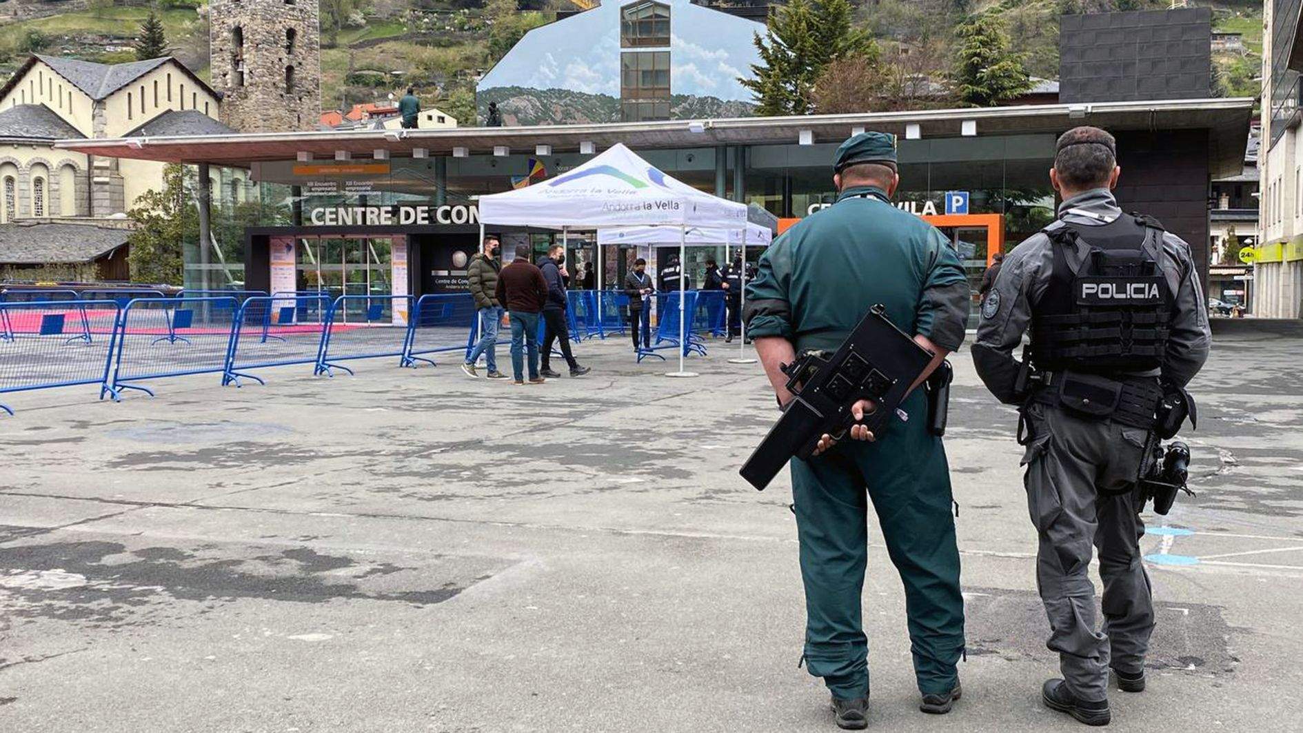Un guàrdia civil i un especialista de la policia nacional espanyola durant el Fòrum Econòmic de la Cimera.