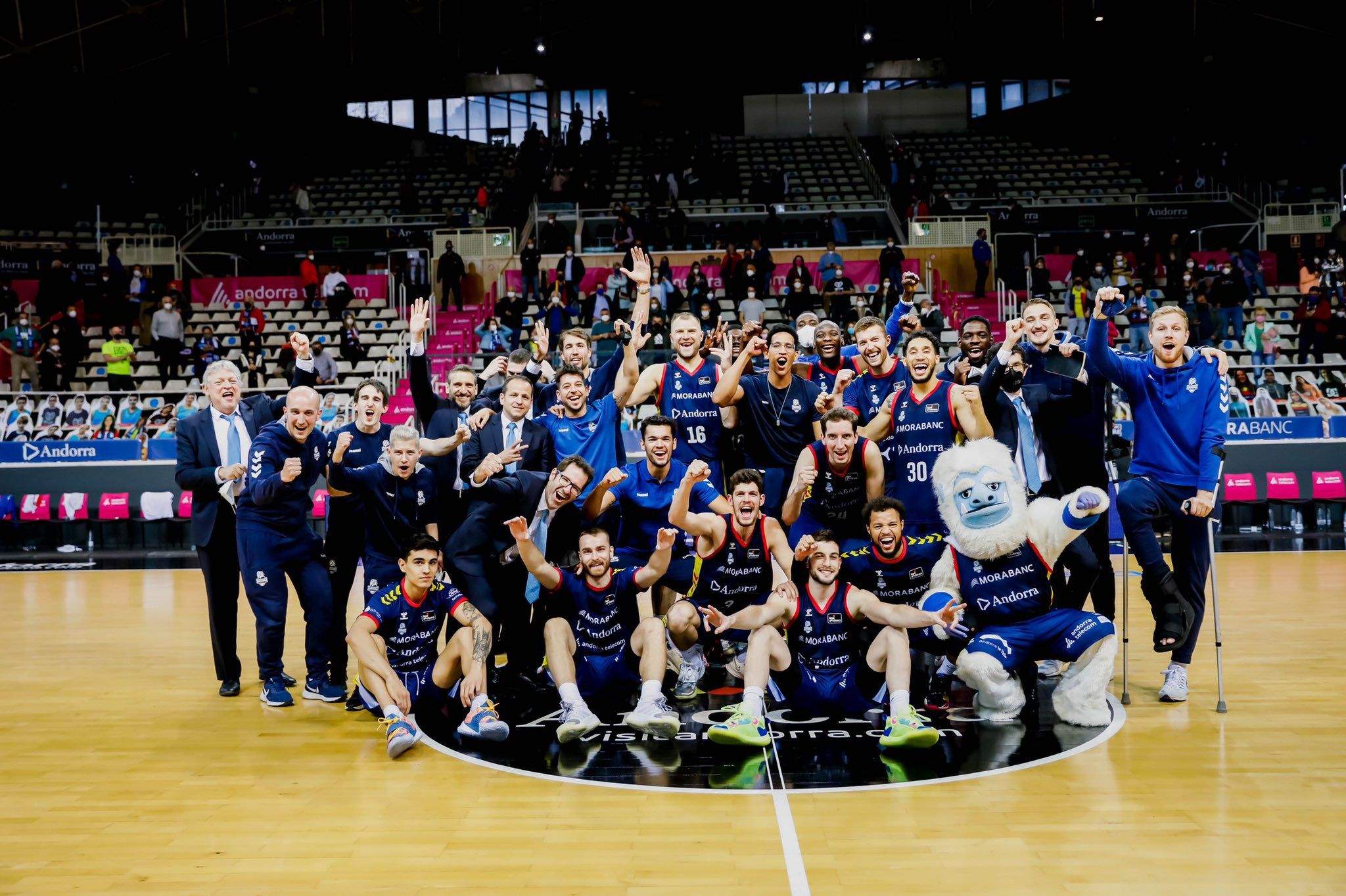 Els jugadors i el cos tècnic, celebrant la victòria davant l'Acunsa.