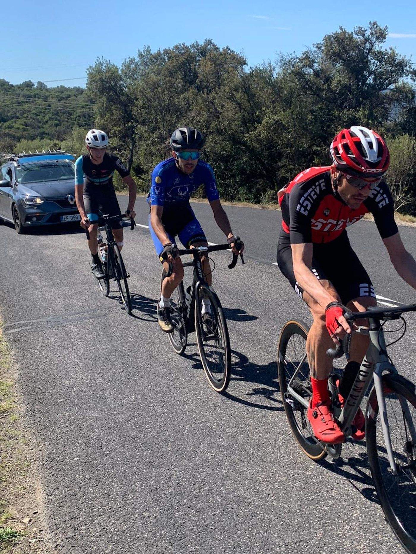 Guillem Ges, amb altres dos ciclistes, en un moment de la cursa.