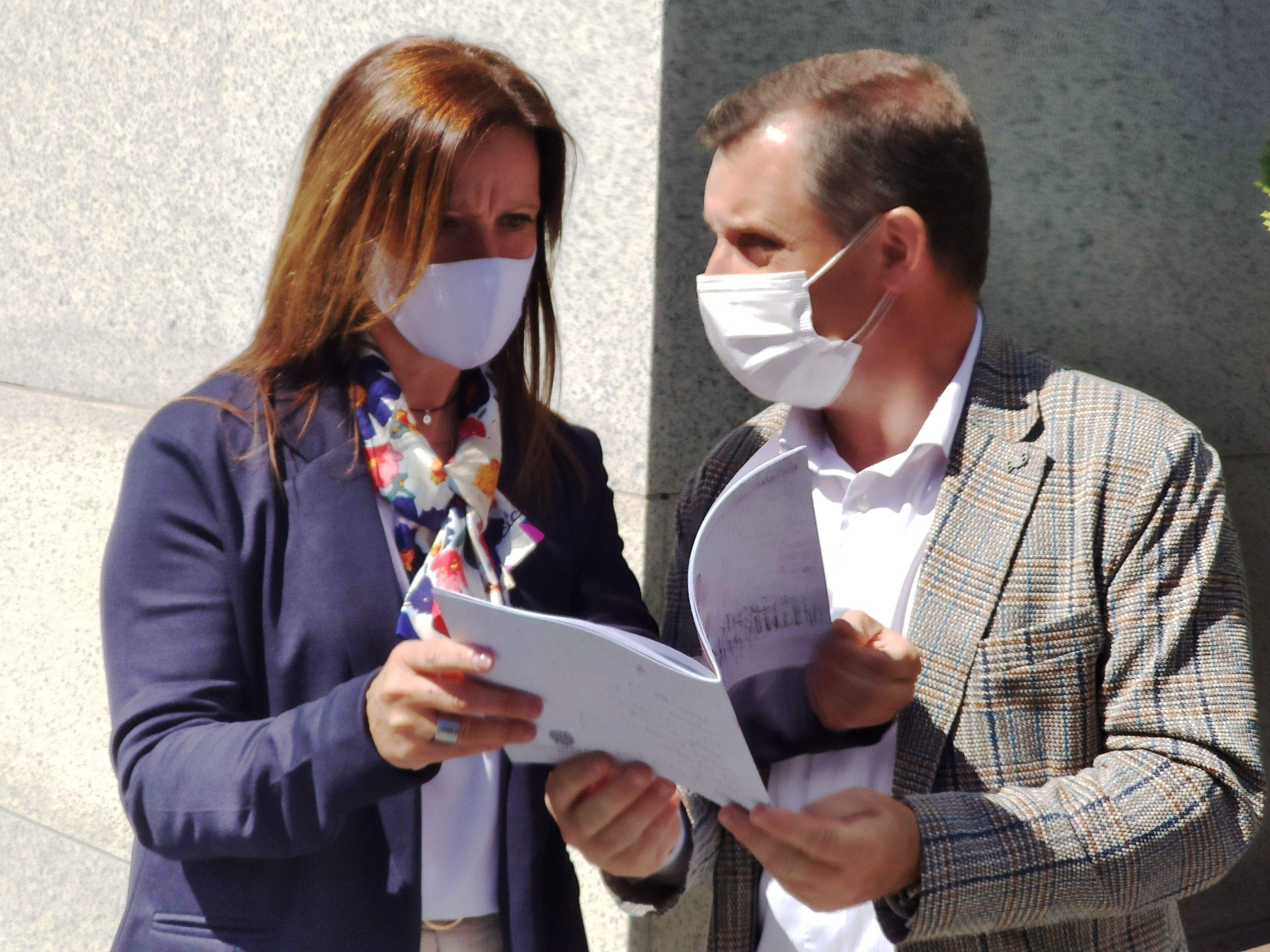 Els cònsols de Sant Julià, Josep Majoral i Mireia Codina amb el programa de l'Aplec de Canòlich.