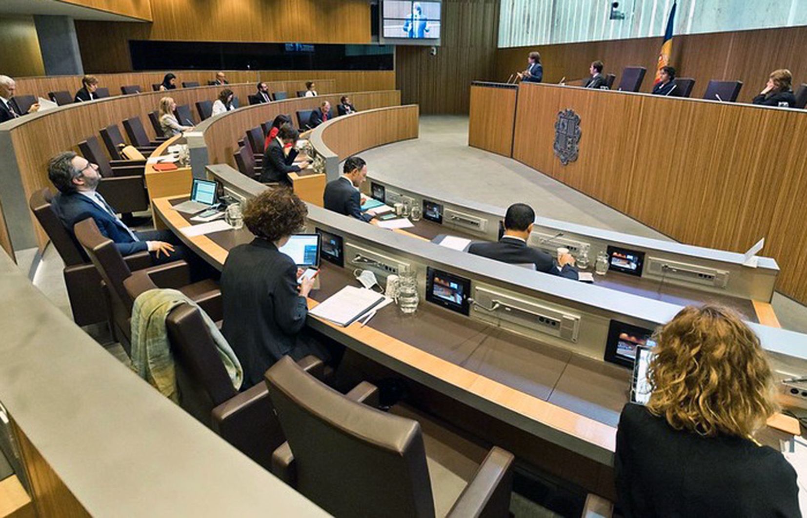 La bancada governamental, en primer terme, a l'hemicicle parlamentari.