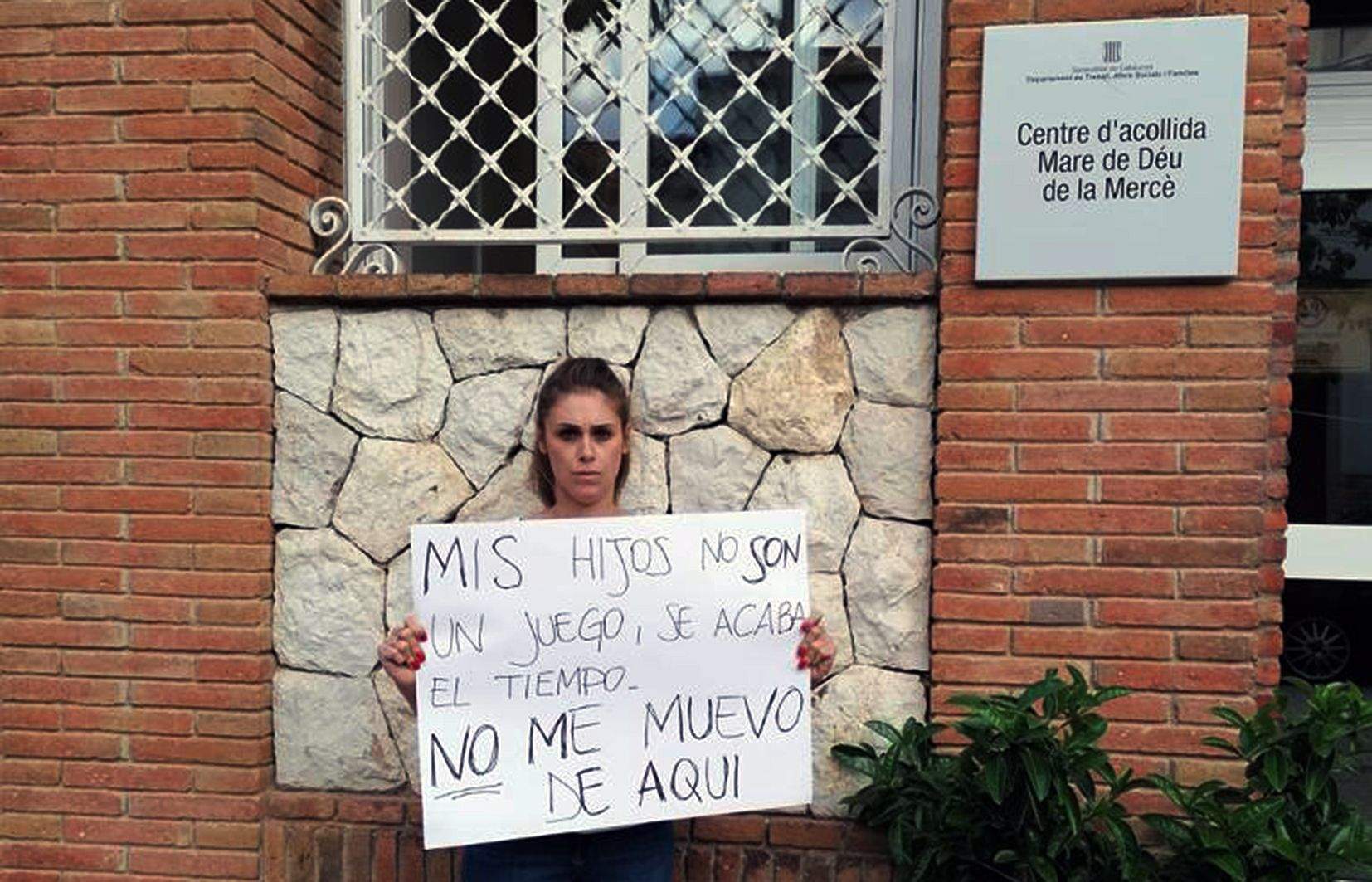 La mare dels infants a la porta del centre on estan ingressats.