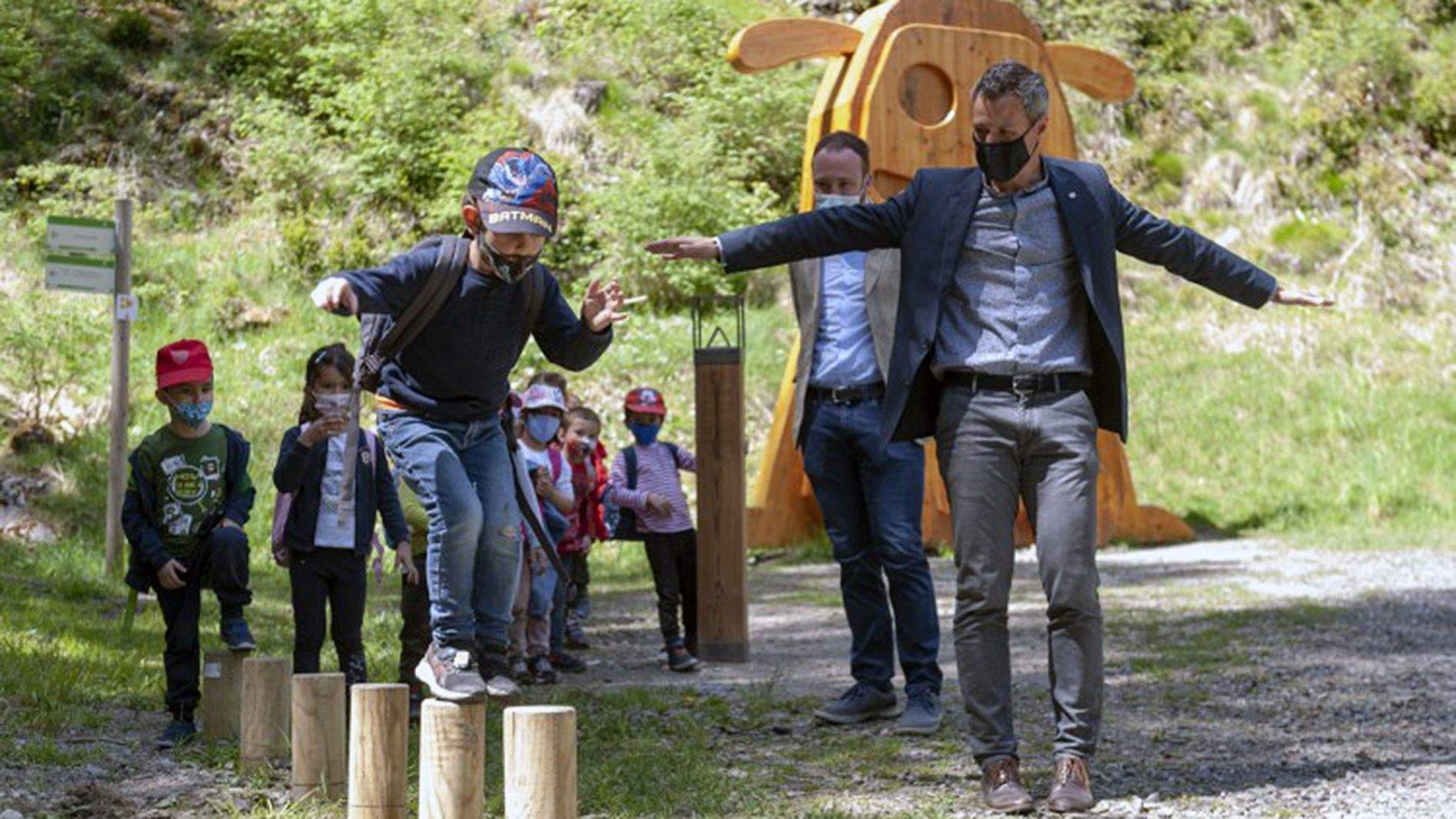 Un infant usant una de les estructures sota l'atenta direcció del cònsol menor, David Astrié.