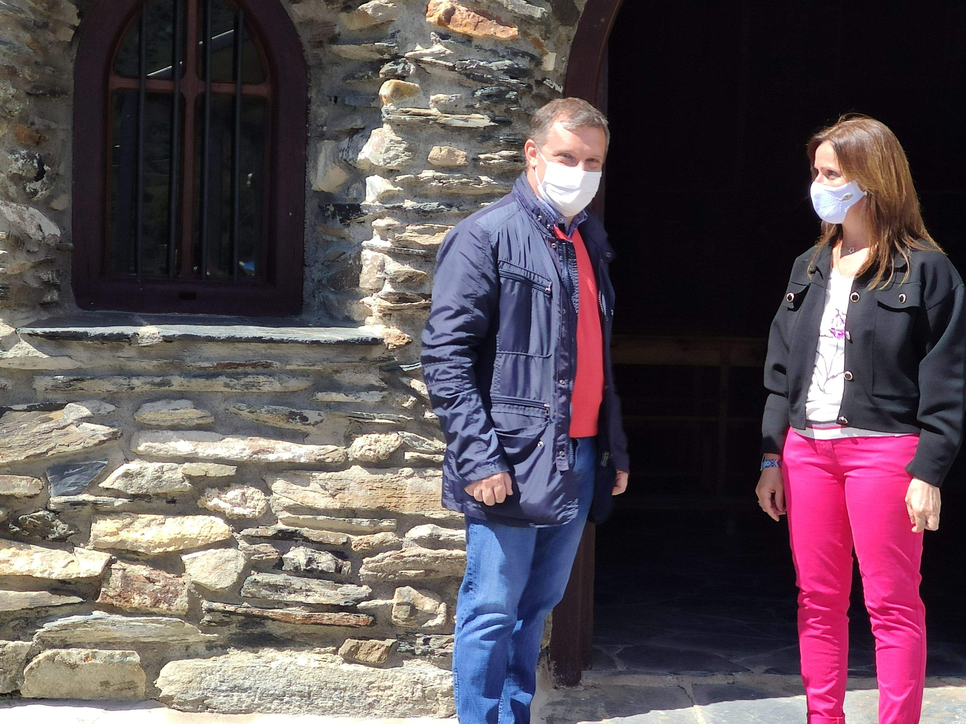 Els cònsols de Sant Julià de Lòria, Josep Majoral i Mireia Codina a la porta del Santuari, aquest dijous.