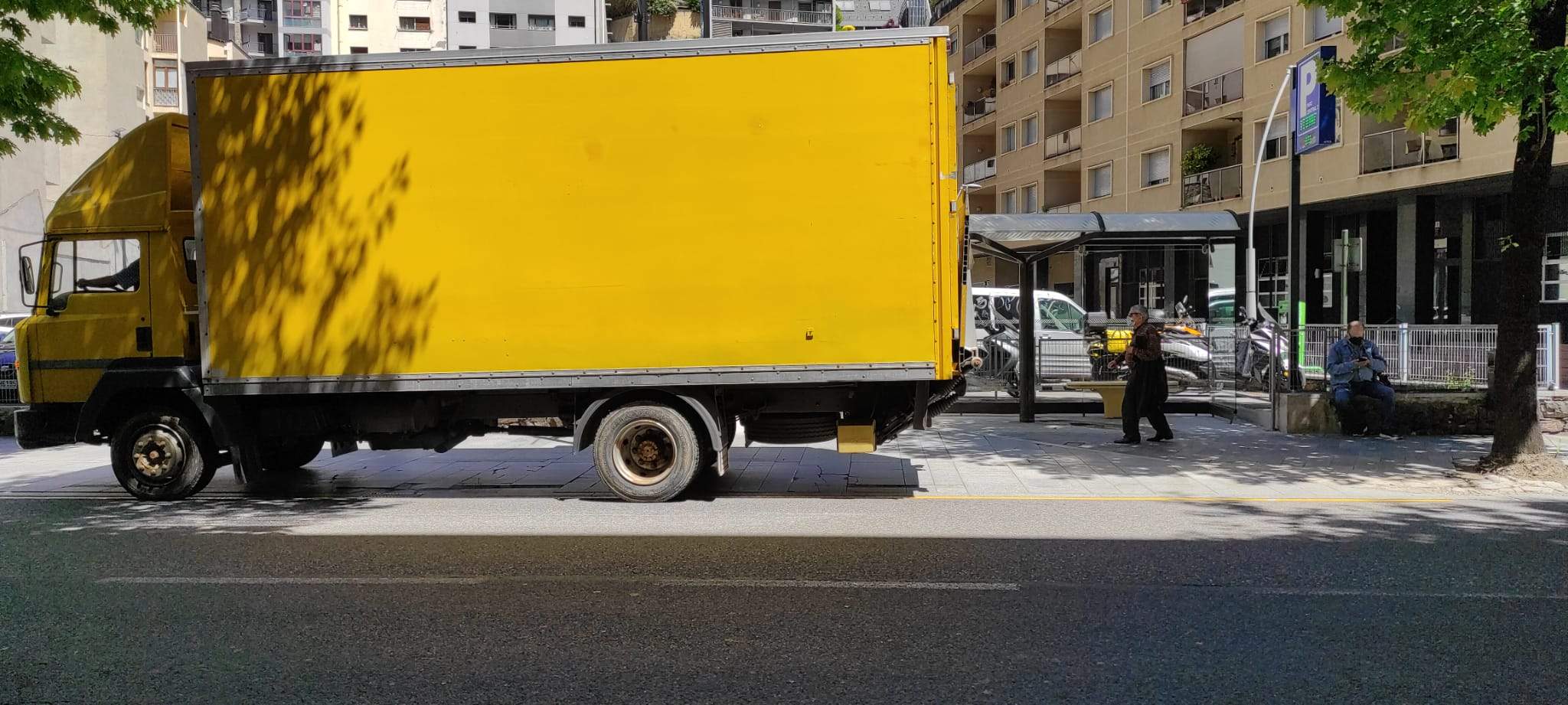 Un vehicle aturat a la parada de bus.