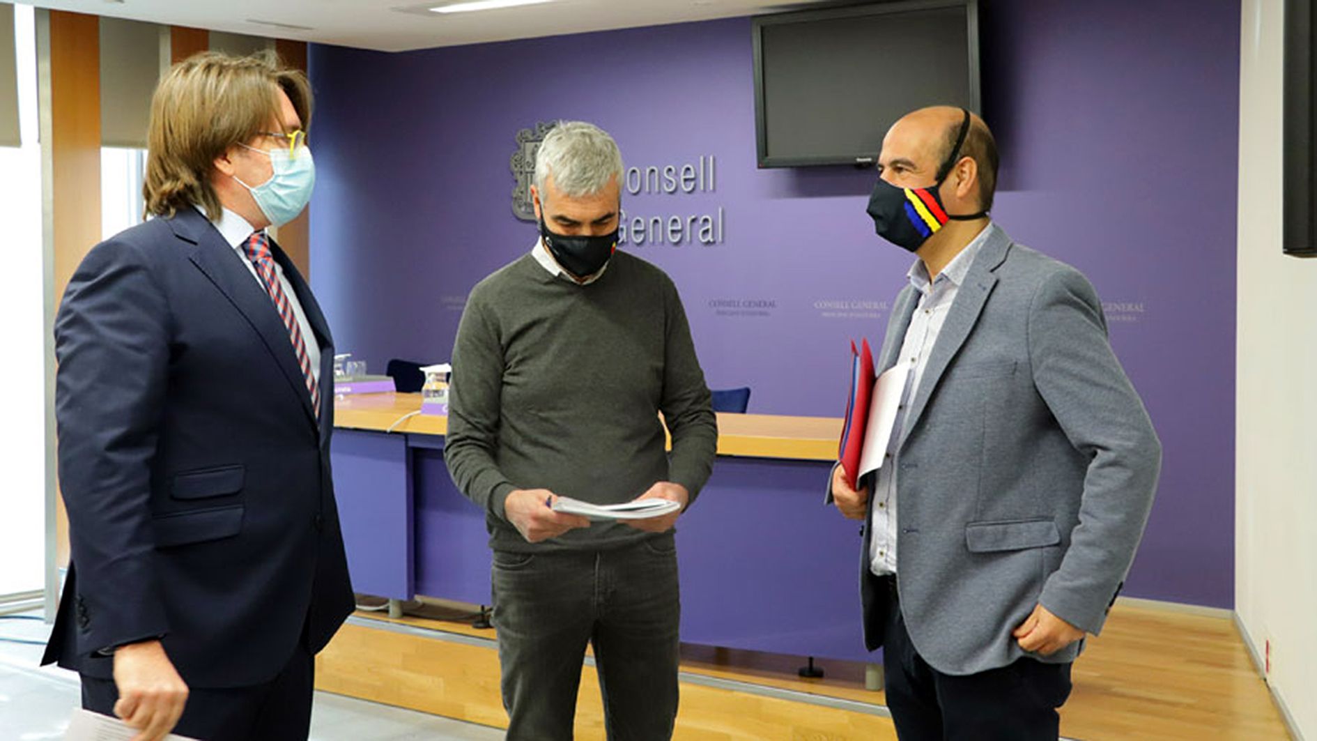 Carles Naudi i David Montané amb Marc Magallón enmig en un acte al Consell General.