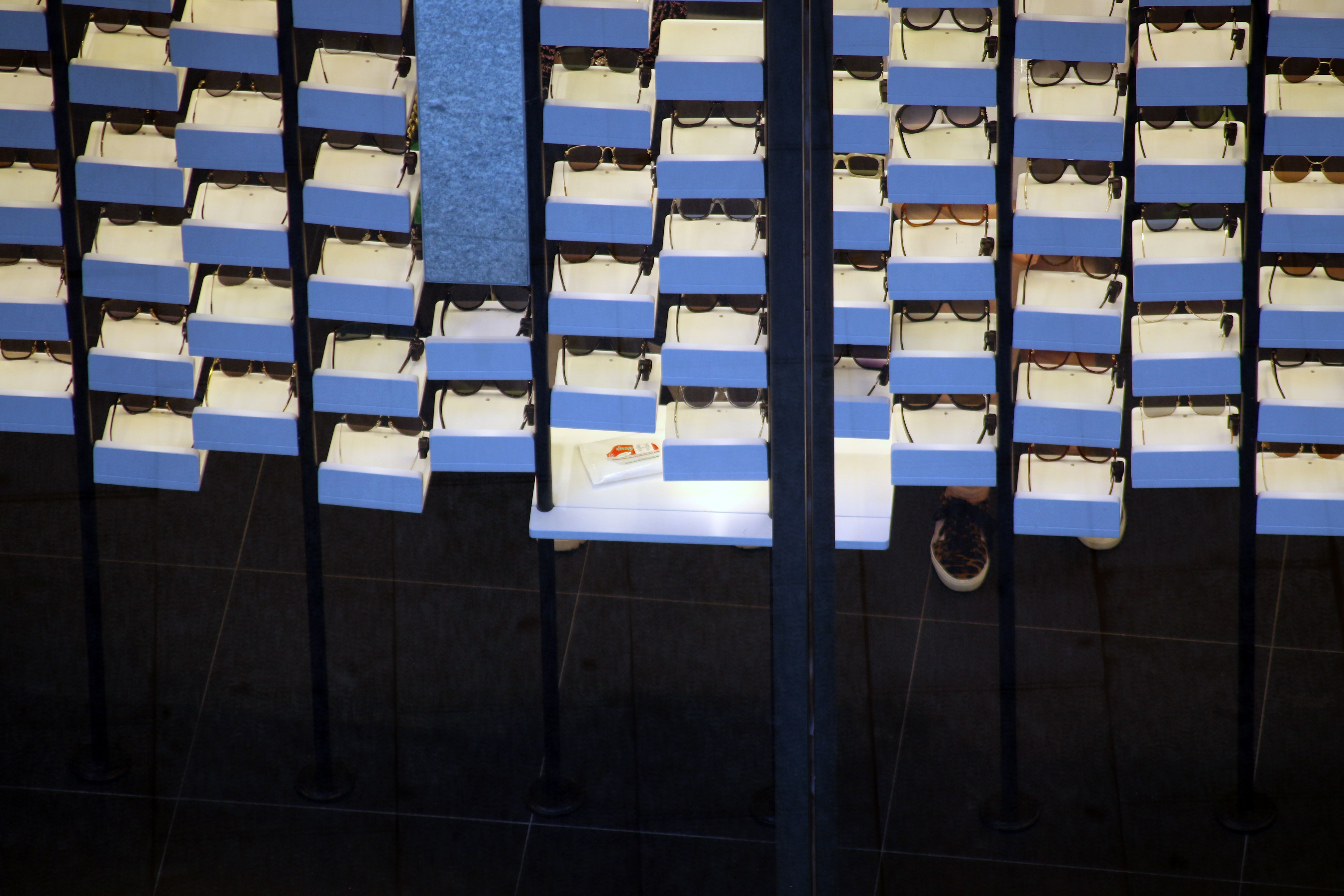 Expositors en un local comercial.