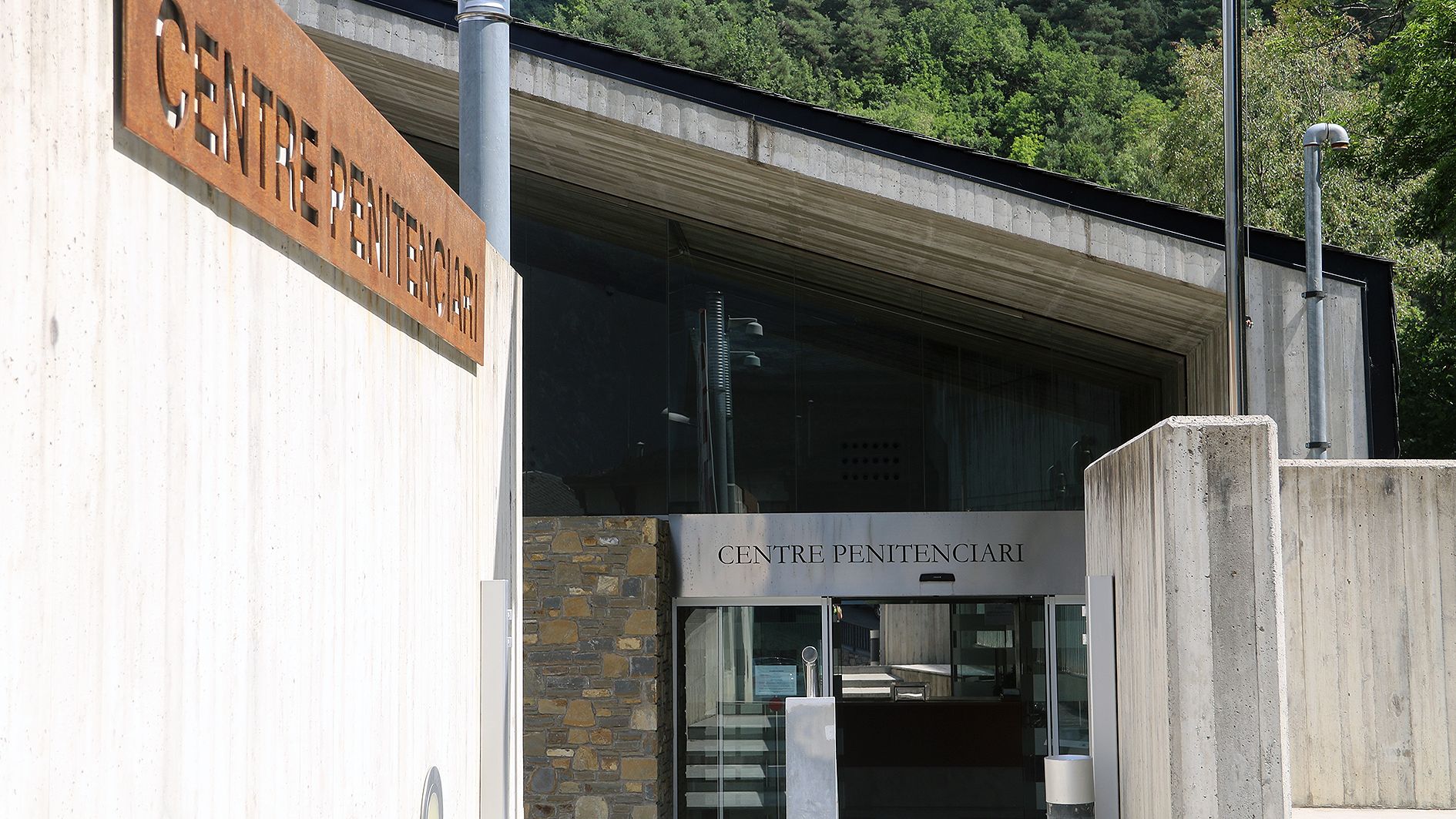 Una imatge de l'accés al centre penitenciari. Una imatge de l'accés al centre penitenciari.