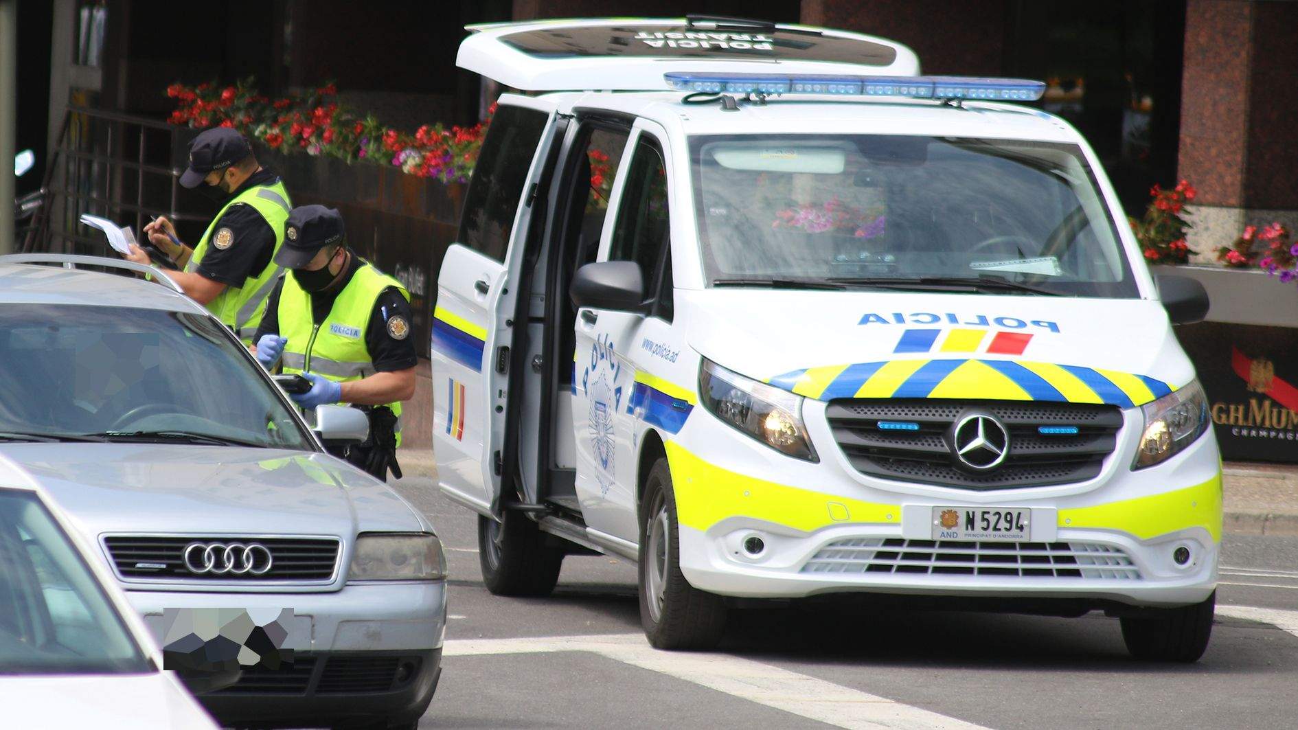 L'equip d'atestats fent un control.