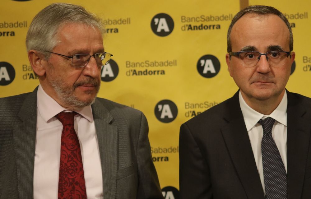 Miquel Alabern i Josep Segura donant comptes als mitjans de comunicació just abans d'iniciar-se la junta d'accionistes.