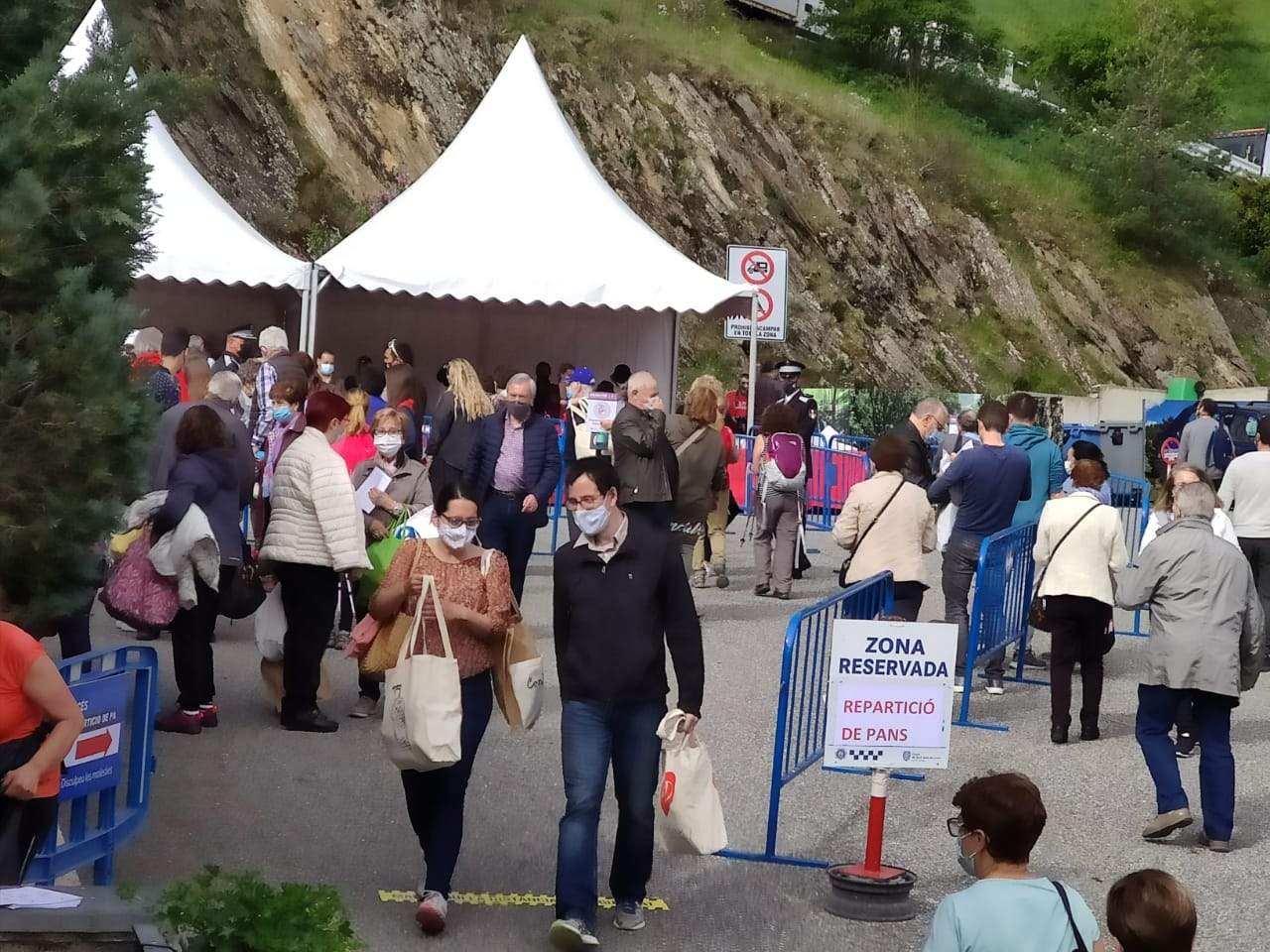 Molta gent ja està acudint a recollir els pans beneïts.