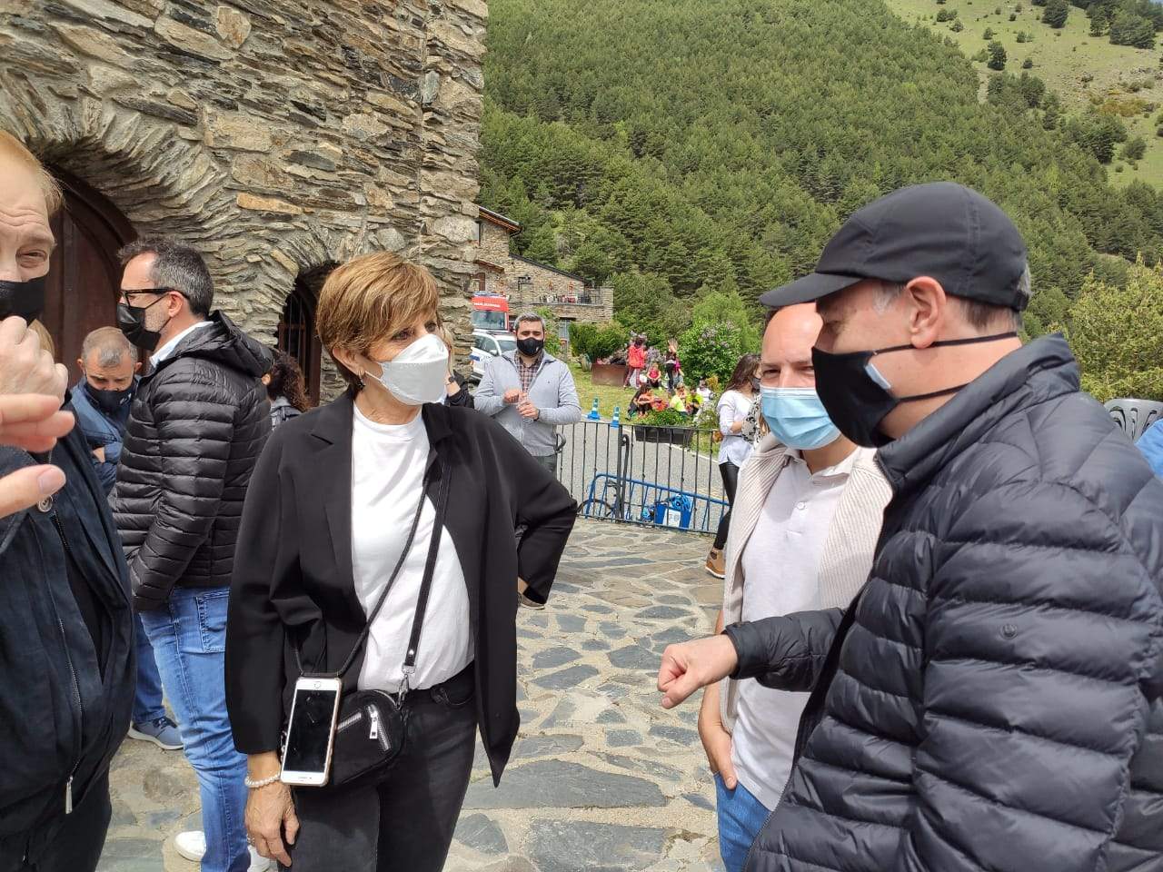 Xavier Espot conversa amb els consellers Núria Rossell i Josep Pintat, i amb l'exministre Carles Àlvarez Marfany.