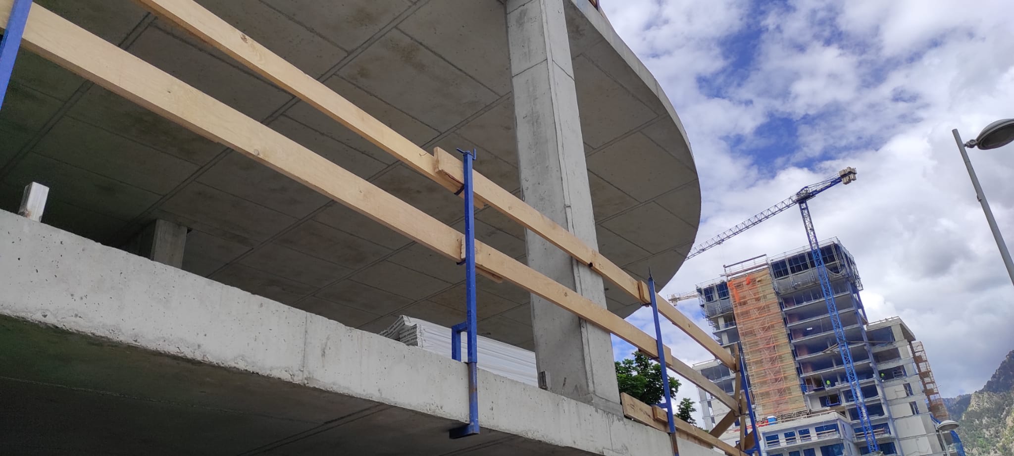 Dues de les torres en construcció al Clot d'Emprivat.