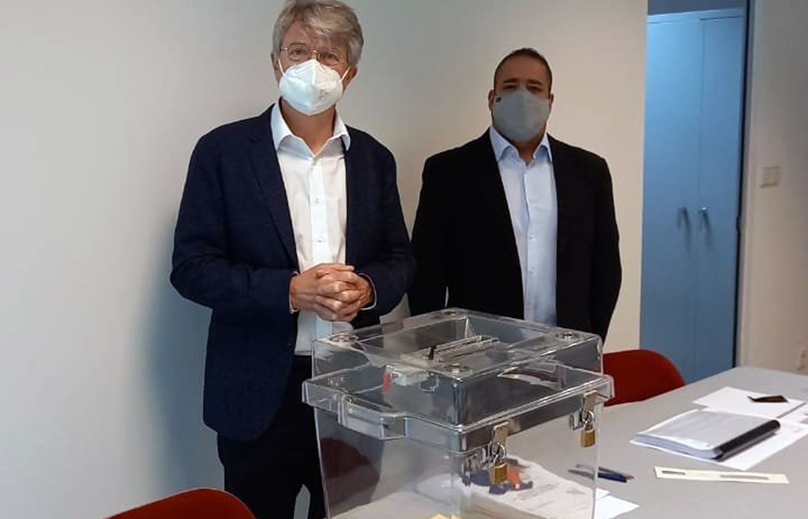 Jean-Claude Tribolet i un col·laborador de l'ambaixada custodiant l'urna.