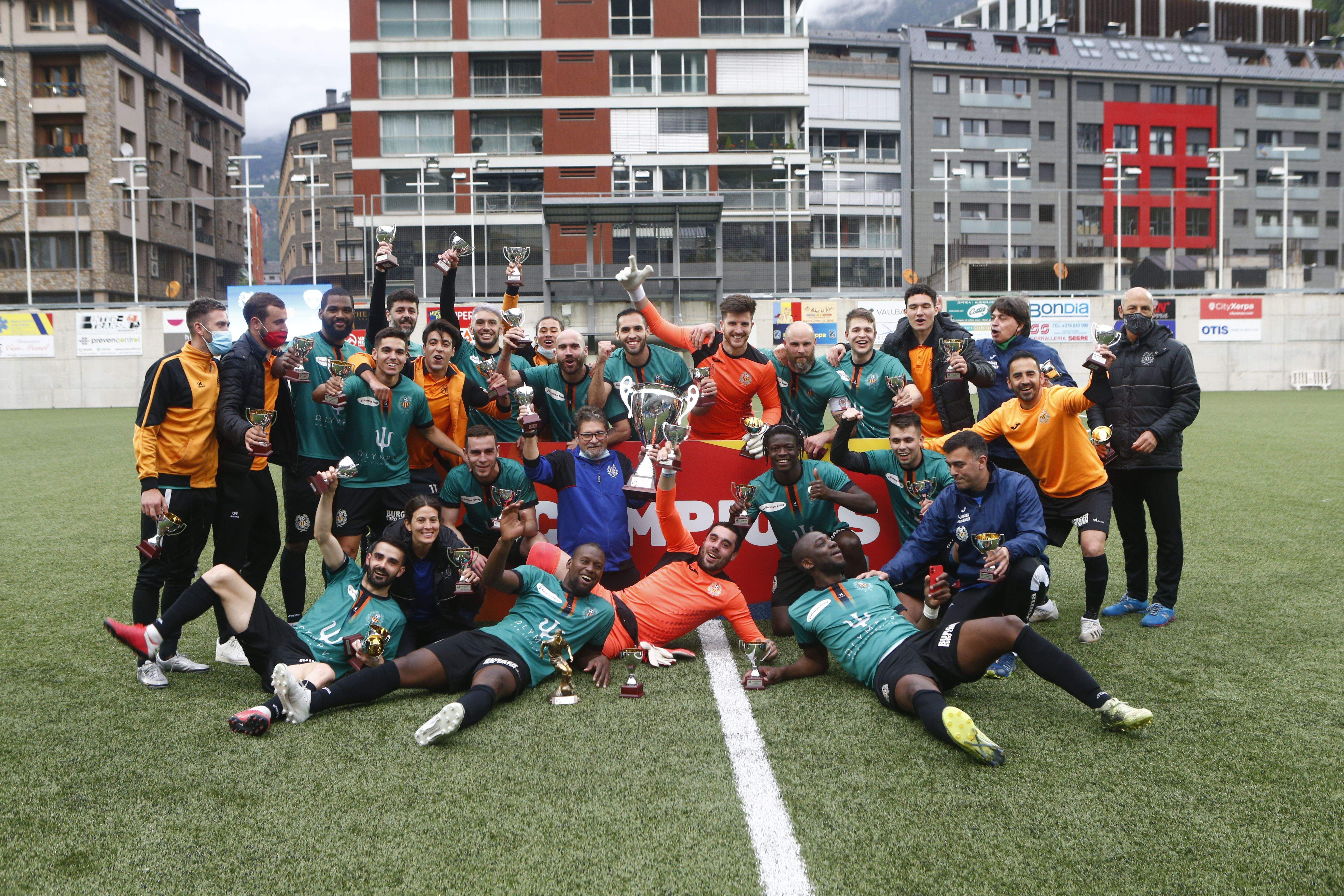 Celebració dels lauredians després de rebre el trofeu.
