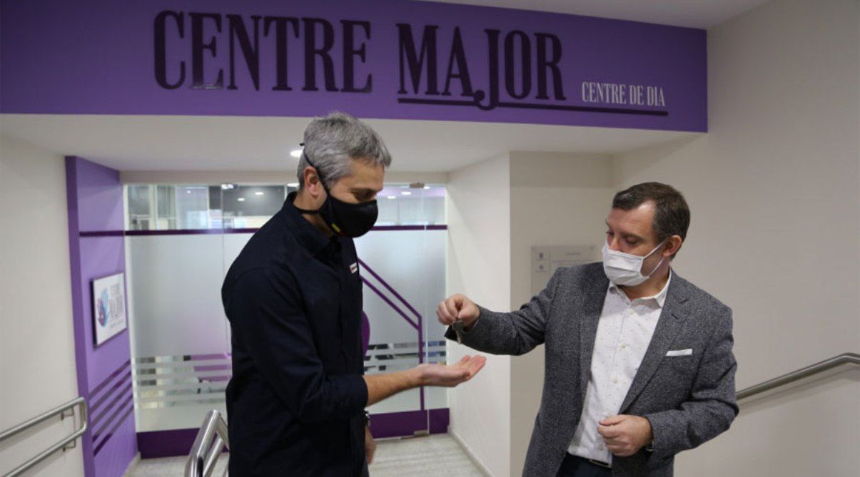 JORDI FERNÀNDEZ (CREU ROJA)  I EL CÒNSOL JOSEP MAJORAL DURANT L'ACTE DE LLIURAMENT DE LES CLAUS EL PASSAT MES DE GENER.