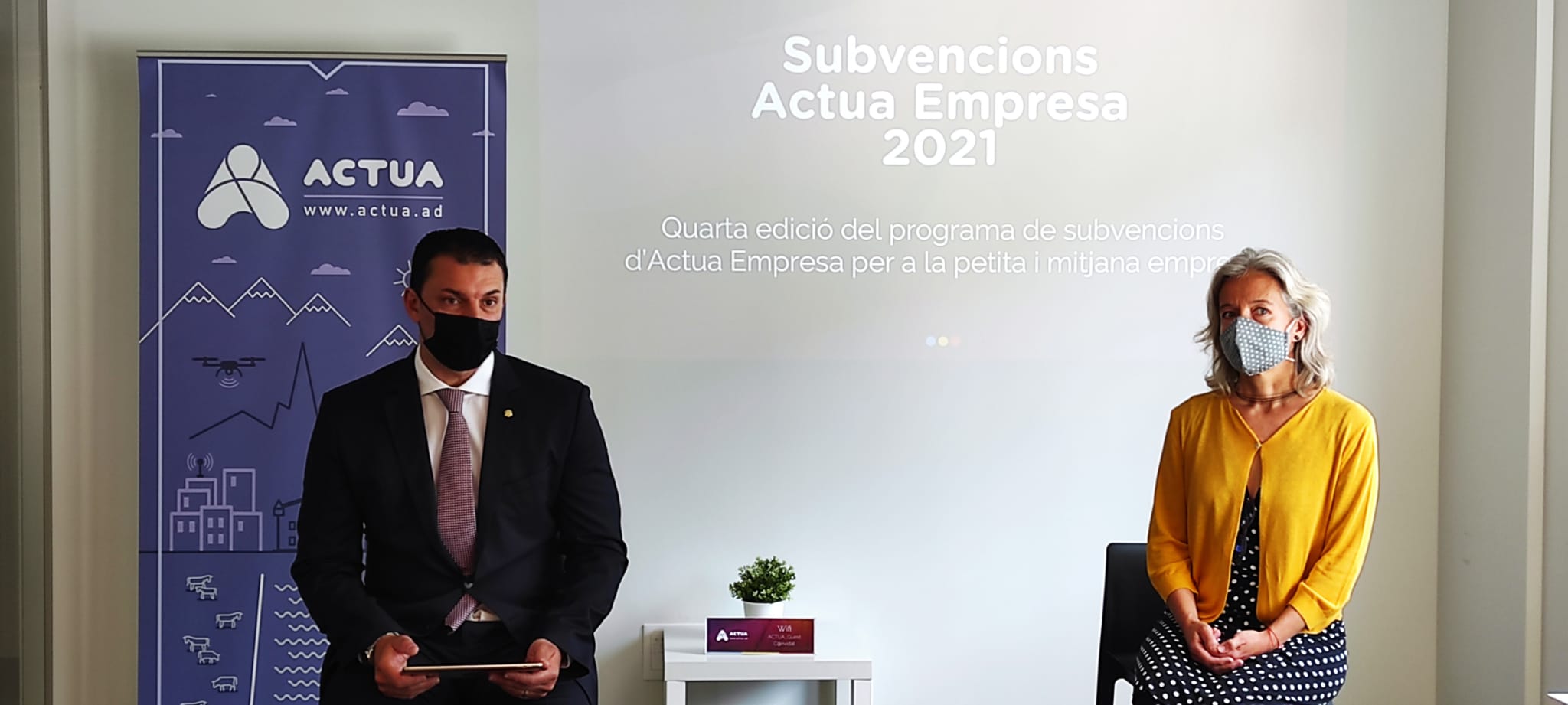 Jordi Gallardo i Judit Hidalgo durant la presentació de la convocatòria de les subvencions.