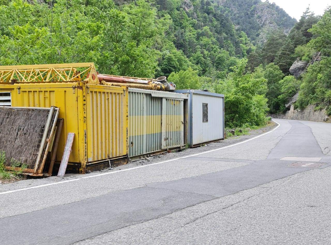 Contenidors i altres objectes al costat de la font.