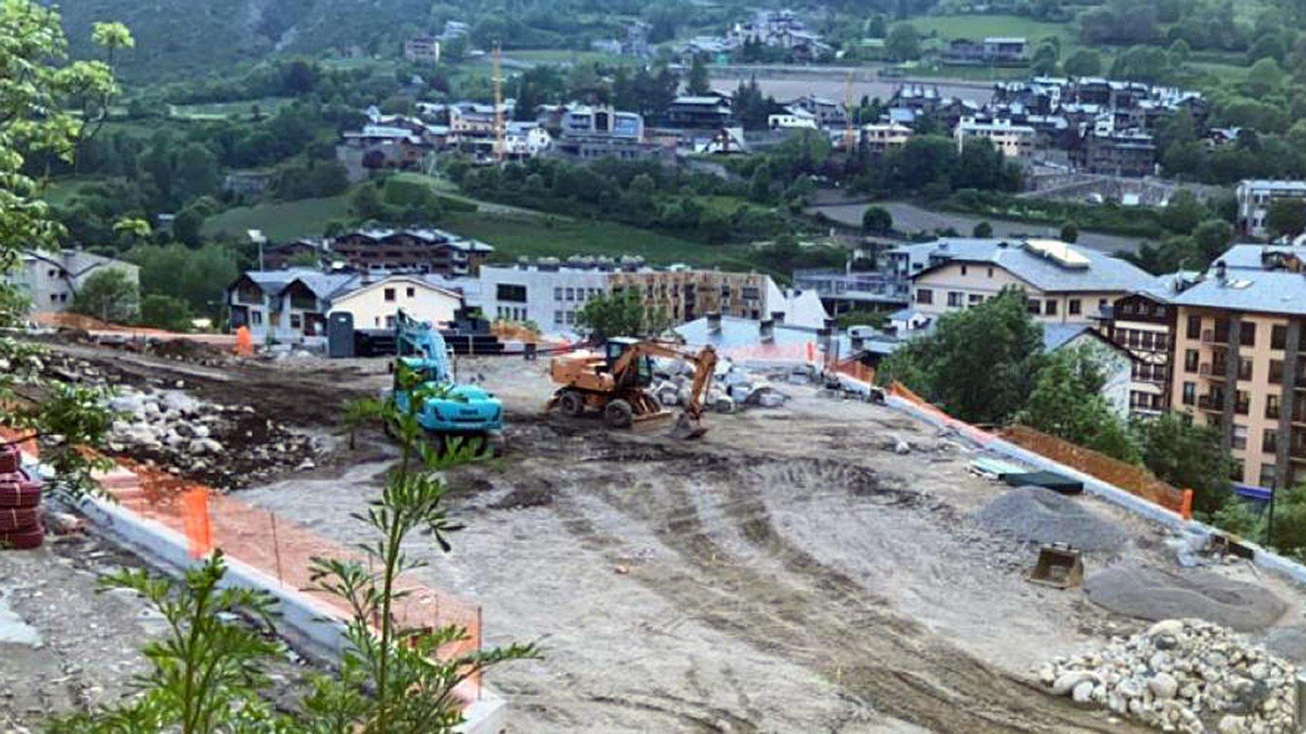Treballs del nou aparcament horitzontal a la zona del carrer de la Vena.