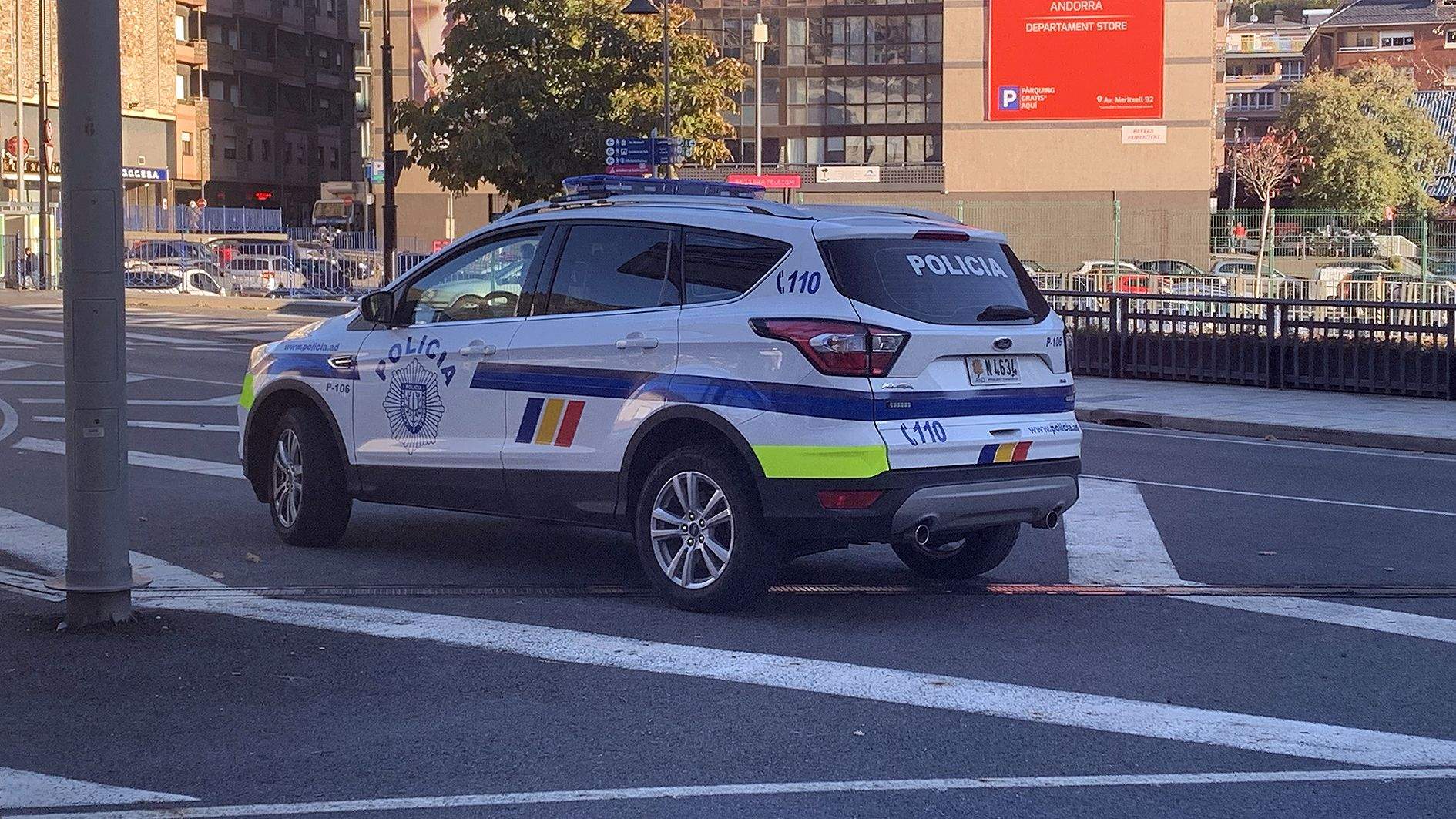 Un cotxe de policia en un control.