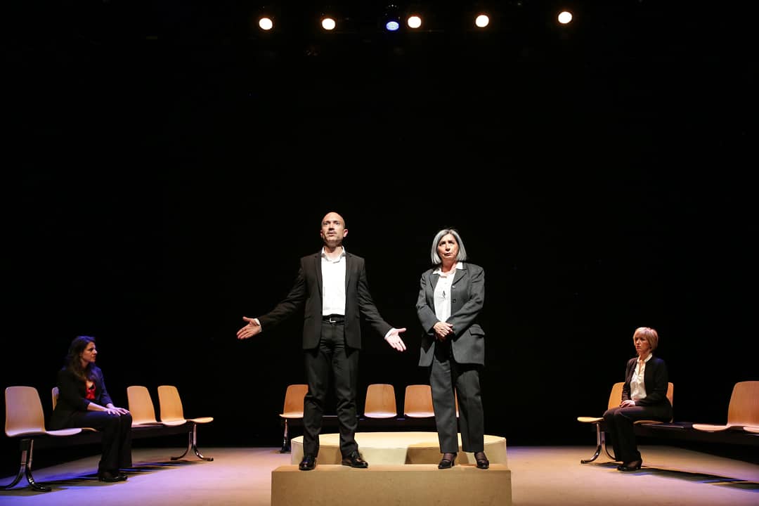 Joan Sans i Isabel Rivero en un moment de l'obra. Al fons, Rosa Porqueres i Elisenda Palomares.