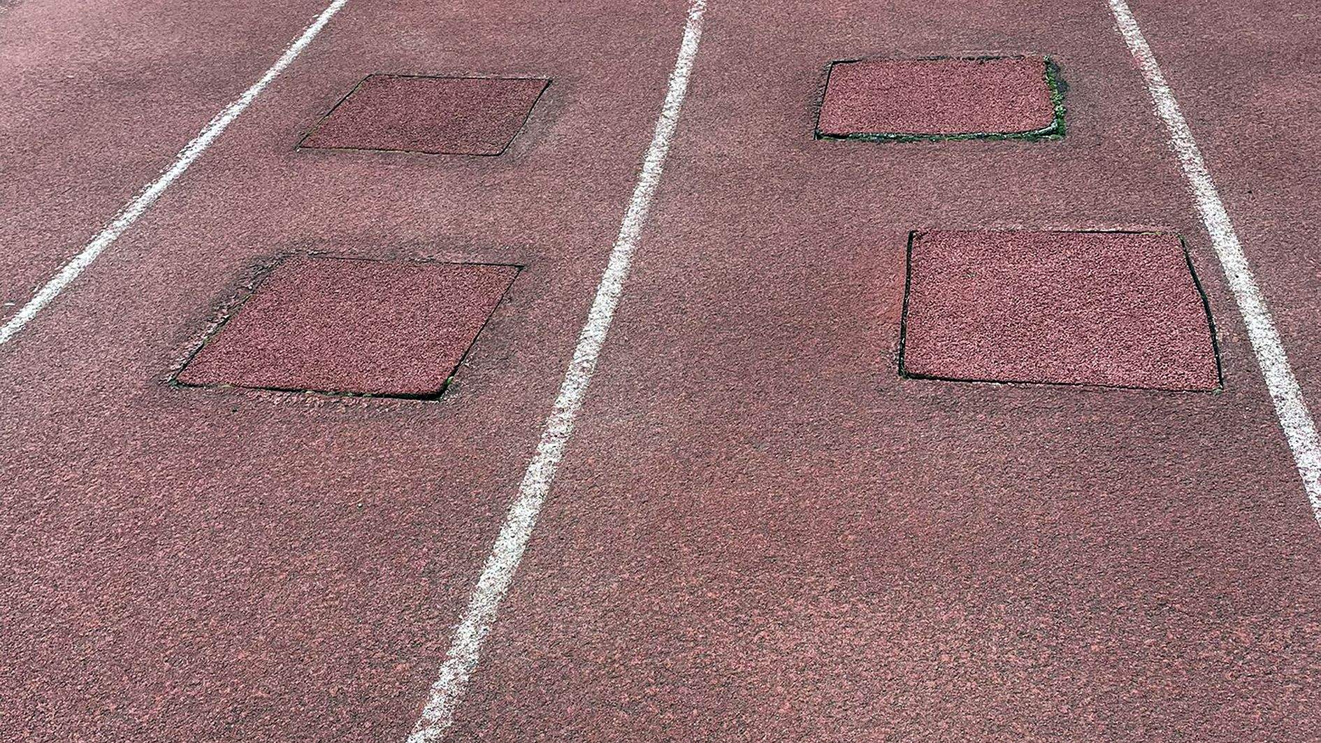 La pista està plena de pegats.