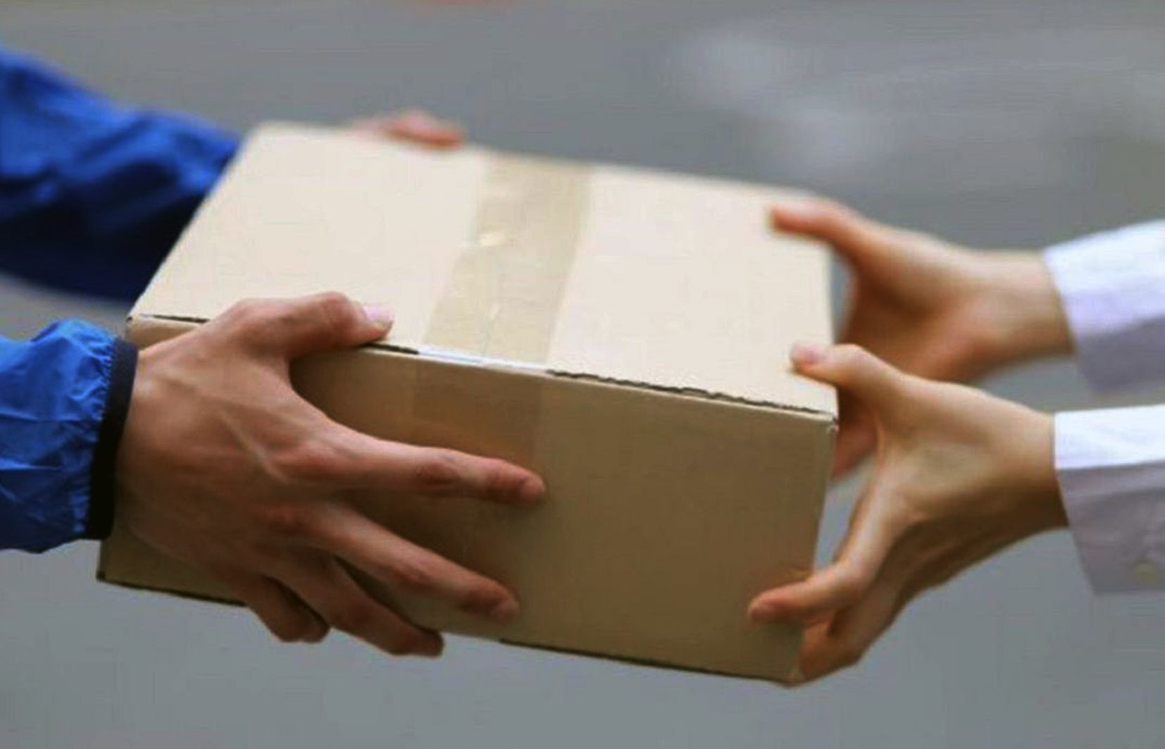 Lliurament d'un paquet.