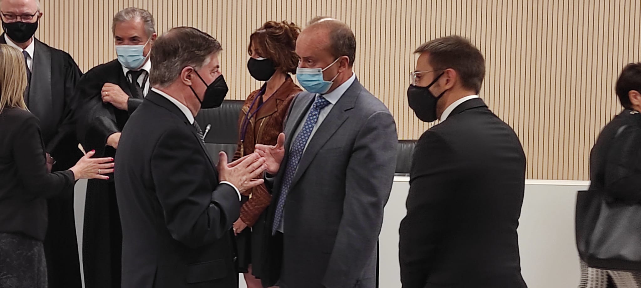 Enric Casadevall conversant amb el ministre de Justícia i Interior, Josep Maria Rossell, en presència del secretari d'Estat, Joan León.