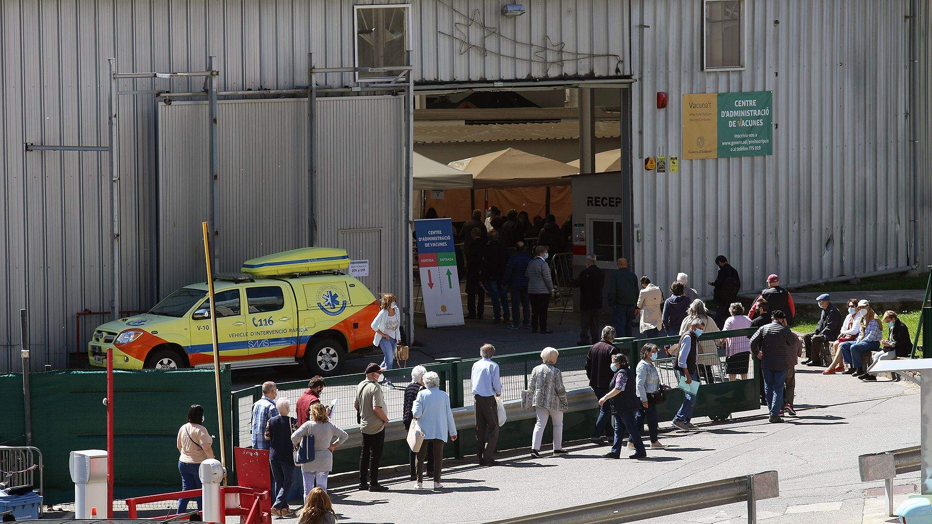 Cues, aquest migdia, per anar-se a vacunar a l'antiga plaça de braus.