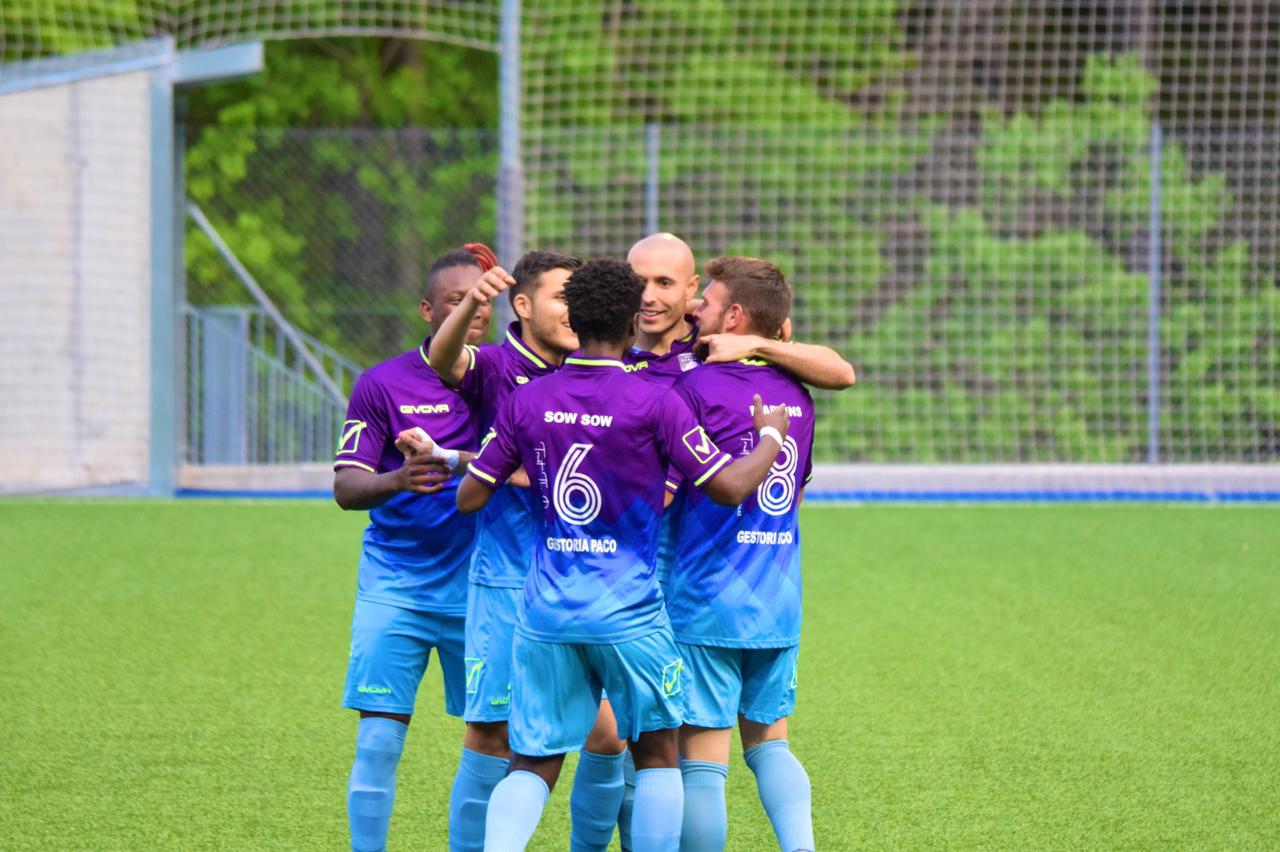 Els jugadors del Carroi celebren el primer dels tres gols.