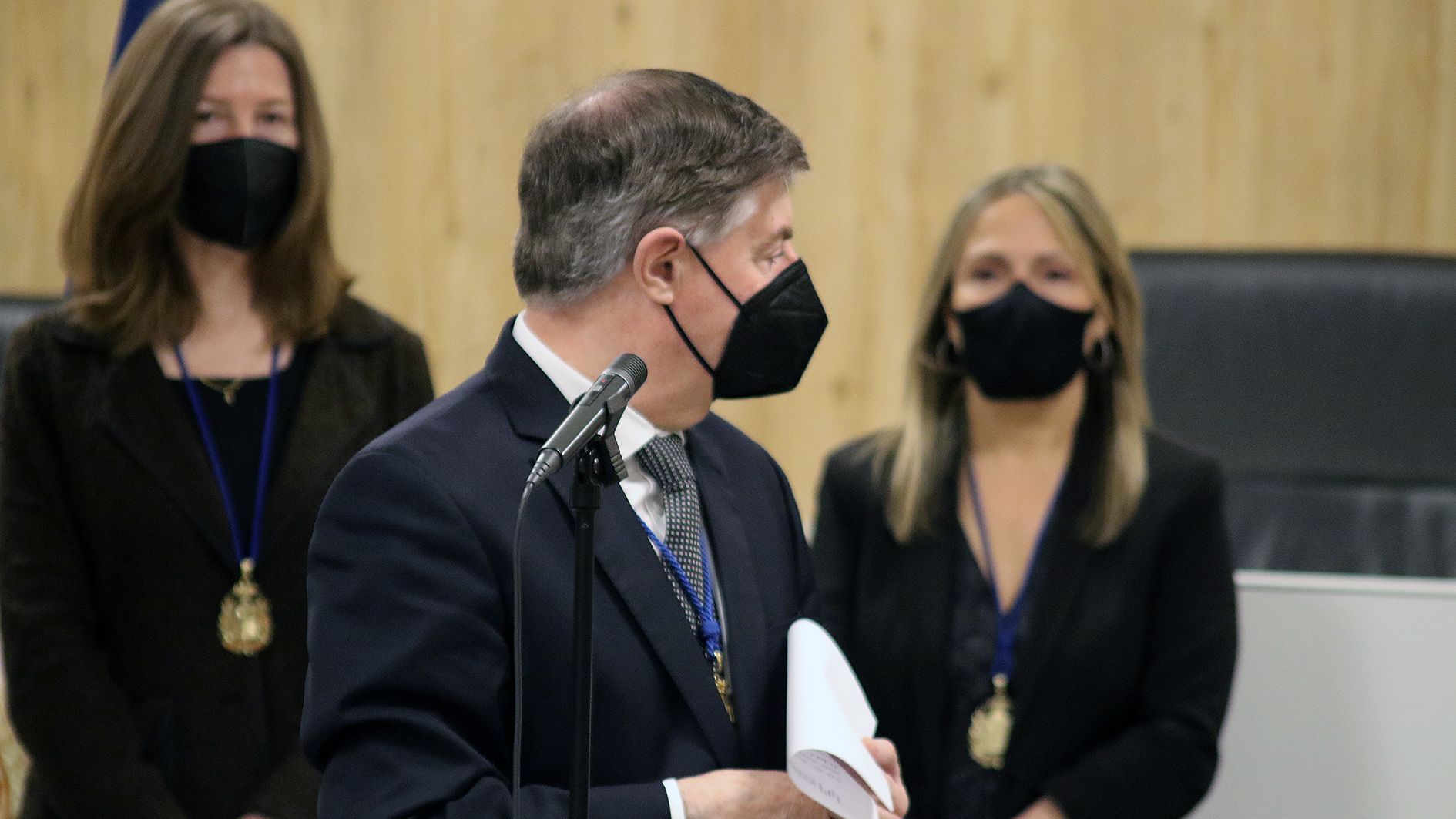 Enric Casadevall, que s'ha abstingut d'intervenir en la presa de decisió, entre Olga Adellach i Maica Torres, també membres del CSJ.