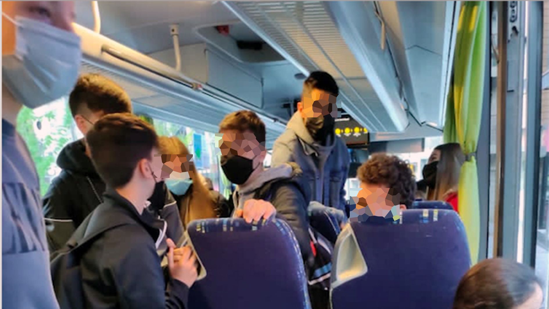 Alguns dels adolescents que anaven aquest matí a l'autobús.