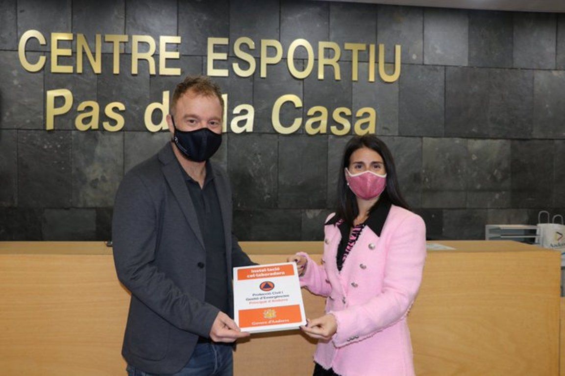 Cristian Pons i Laura Mas després de la signatura de l'acord.