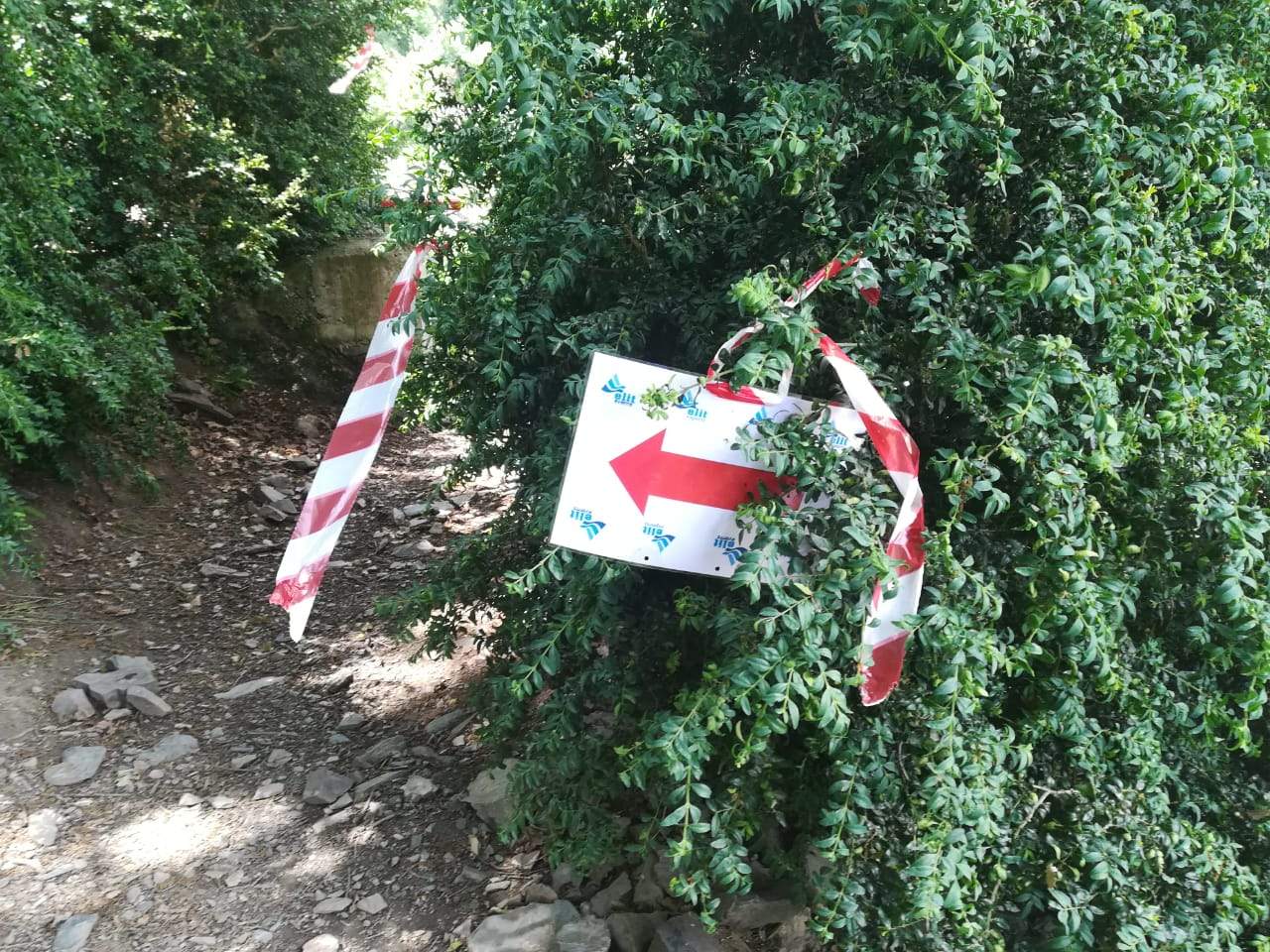 La fletxa assenyala a l'esquerra quan el recorregut continuava recta.