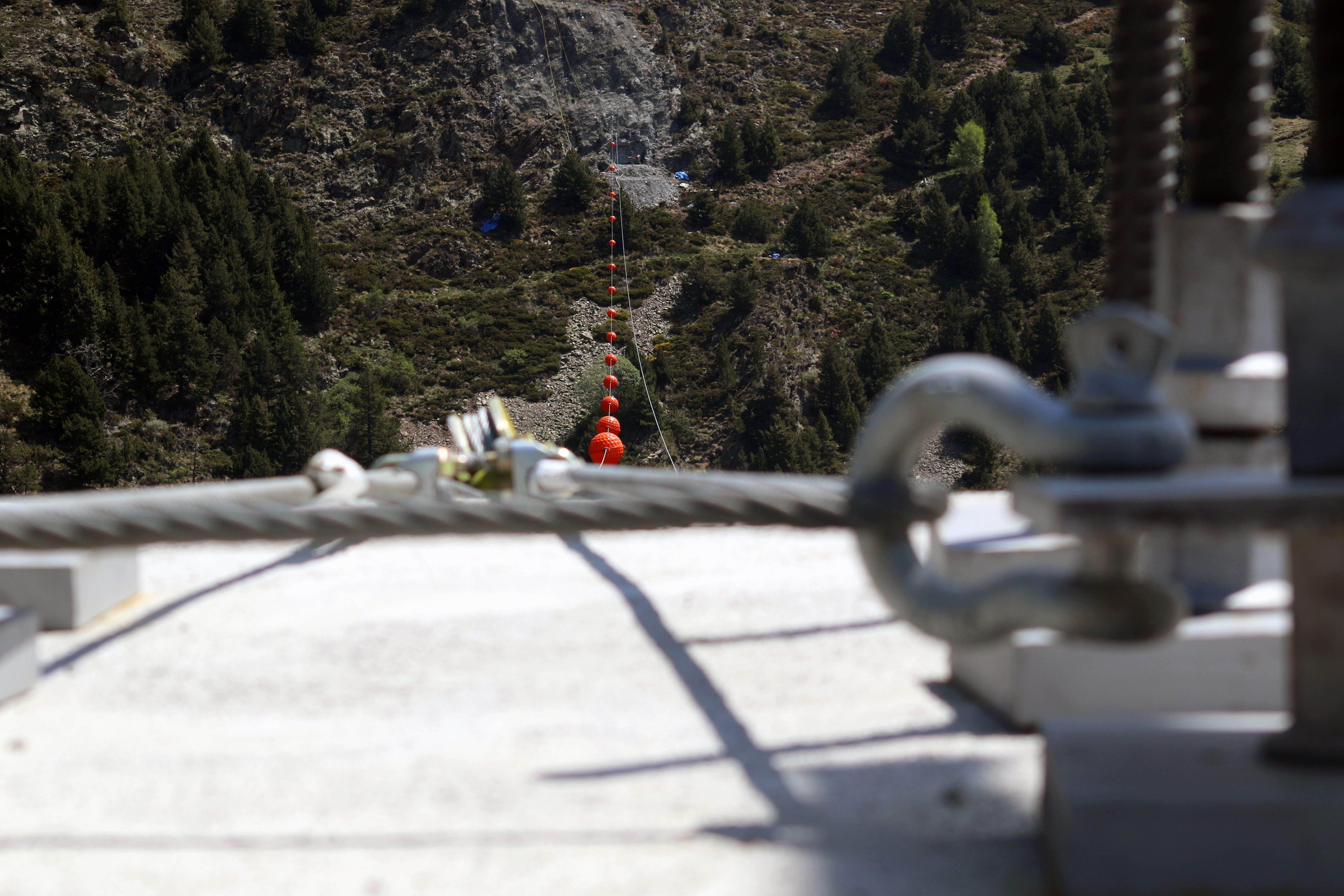 El cablejat amb les boies des de la base d'ancoratge de l'Armiana.