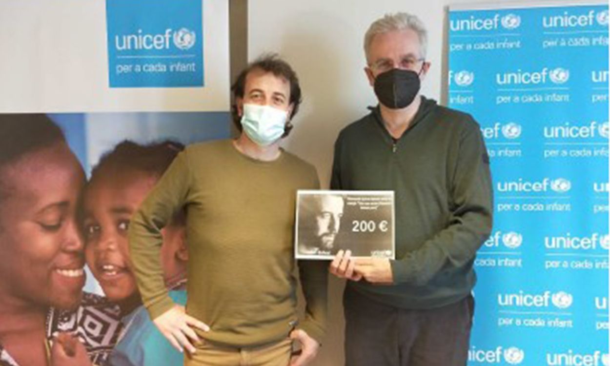 El cantant, Quim Salvat, amb la seva donació a Unicef