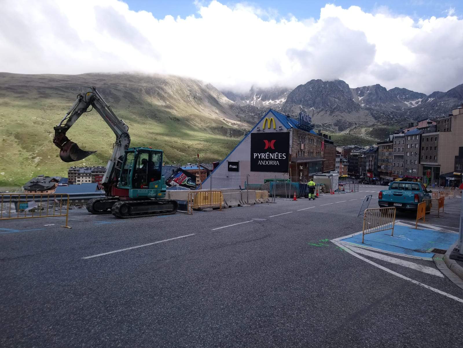 Unes obres al Pas de la Casa.