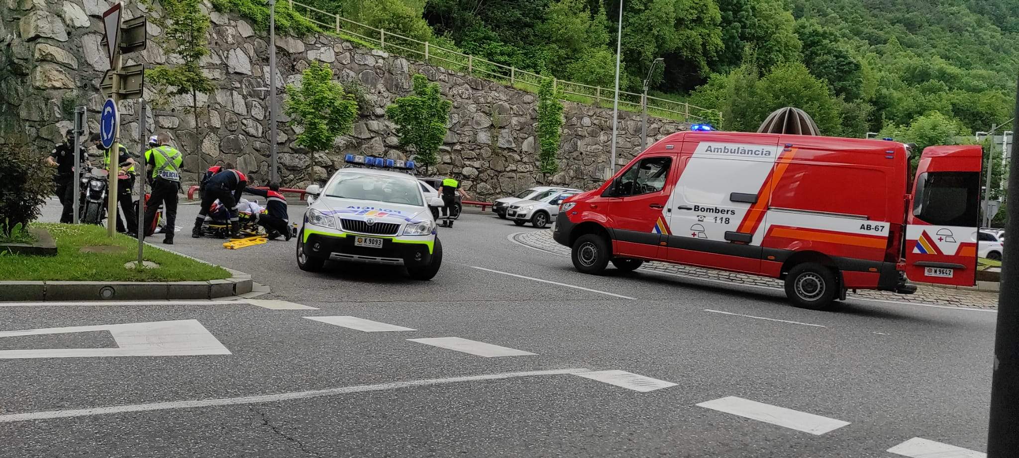 Policies es fan càrrec de la moto mentre sanitaris atenen el ferit sobre l'asfalt mateix.